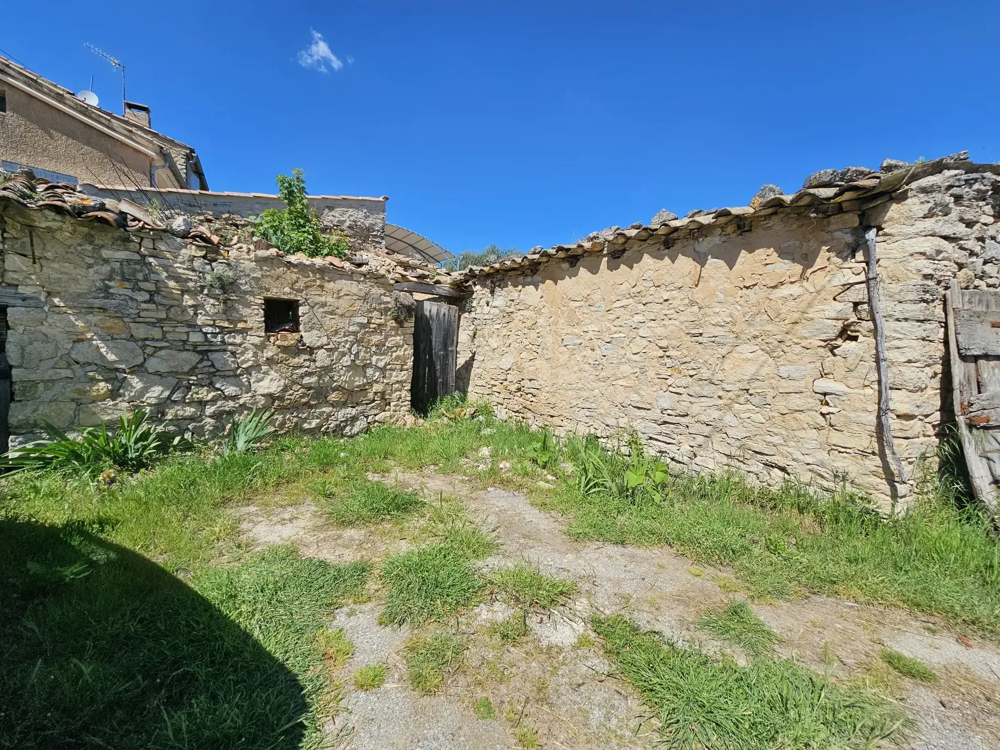 Grande grange en pierre à rénover avec terrain constructible et vue sur le Luberon à Apt 