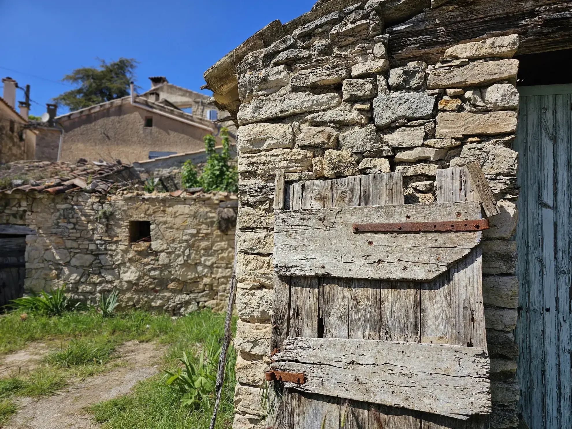 Grande grange en pierre à rénover avec terrain constructible et vue sur le Luberon à Apt 