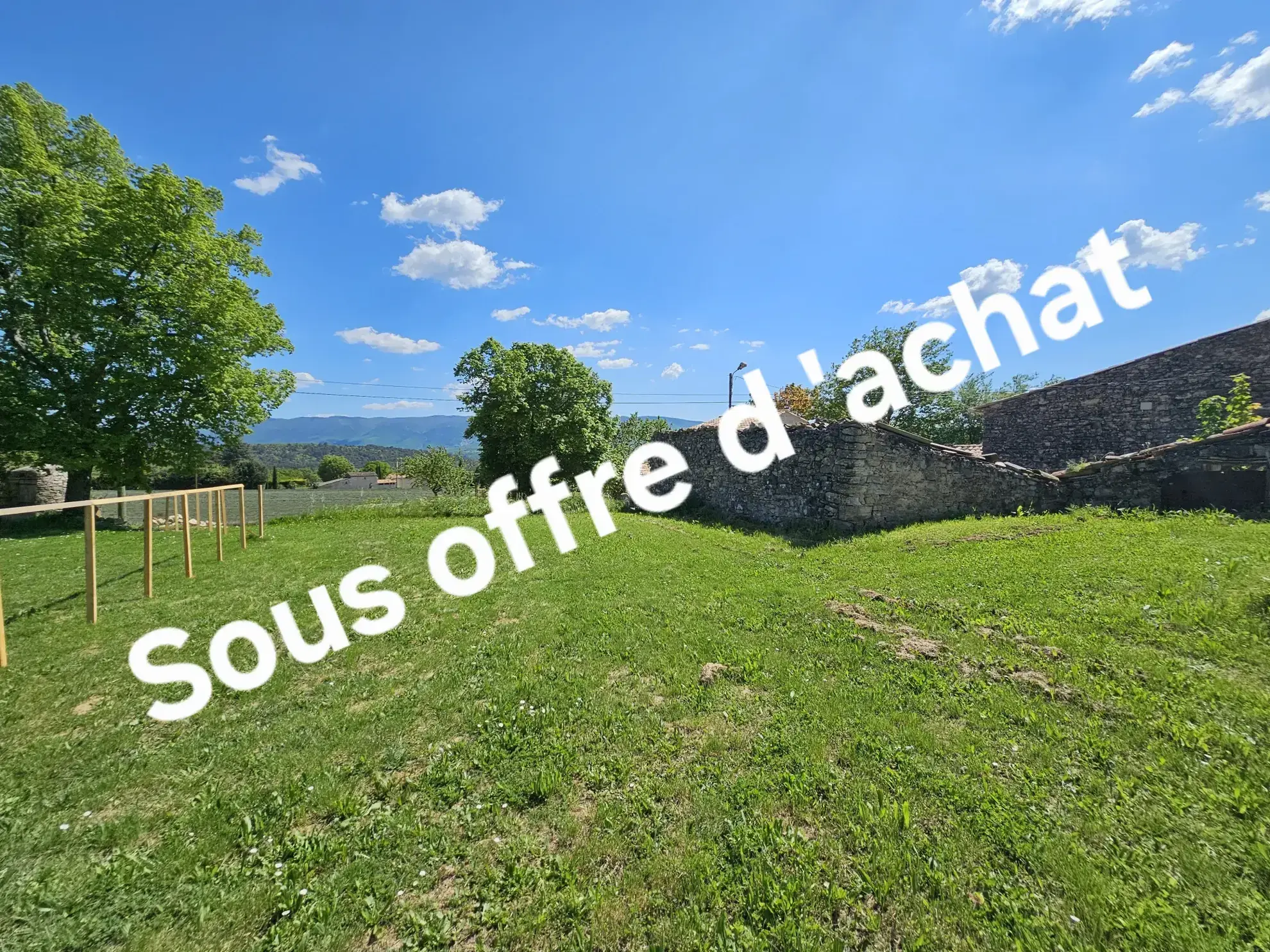 Grande grange en pierre à rénover avec terrain constructible et vue sur le Luberon à Apt