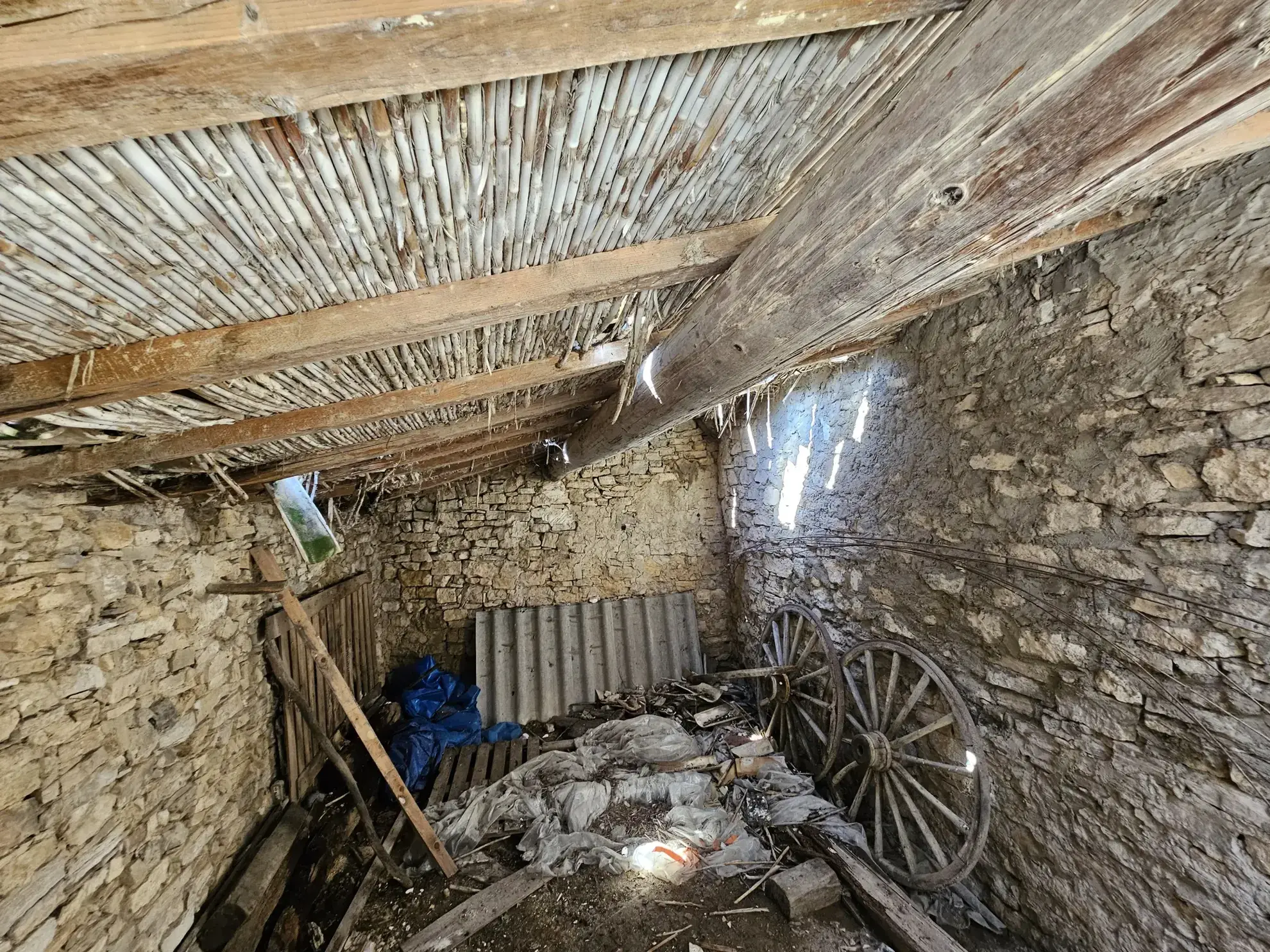 Grande grange en pierre à rénover avec terrain constructible et vue sur le Luberon à Apt 