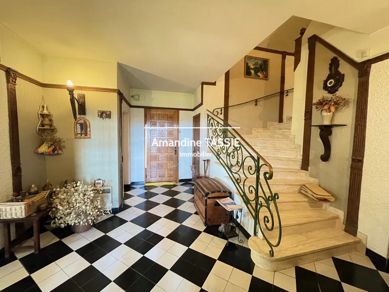 Grande maison familiale à La Cavalerie avec terrain arboré de 1545 m² 