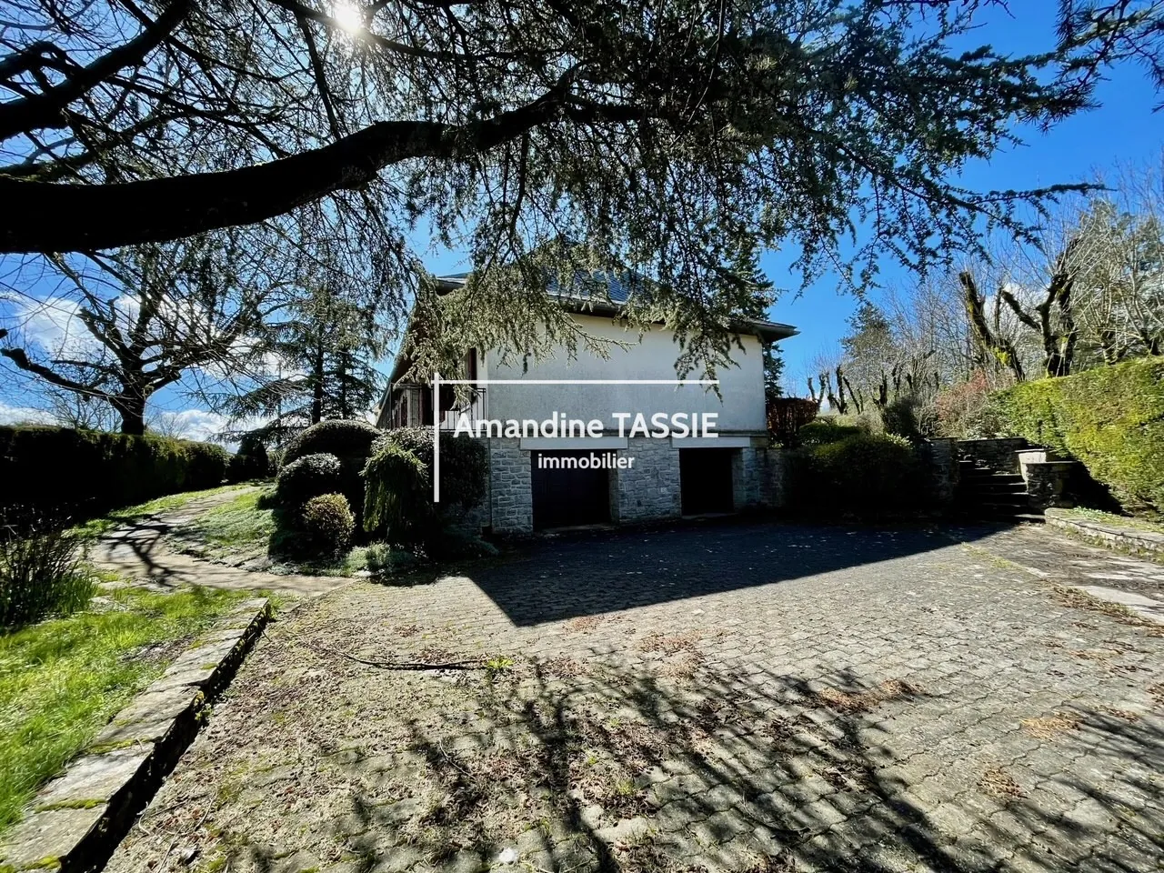 Grande maison familiale à La Cavalerie avec terrain arboré de 1545 m² 