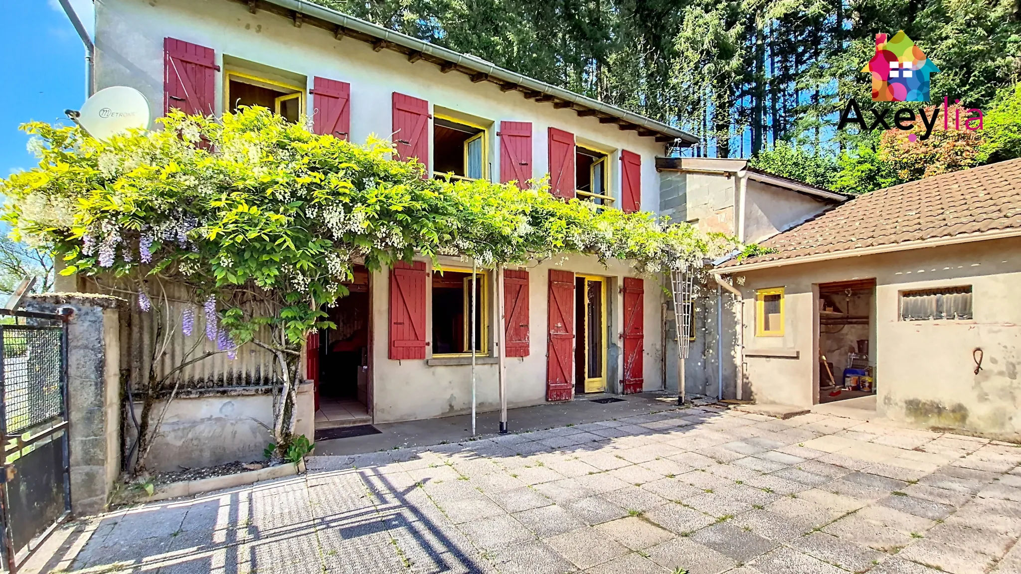 Maison 3 chambres avec grand terrain à Matour, secteur calme et vue dégagée