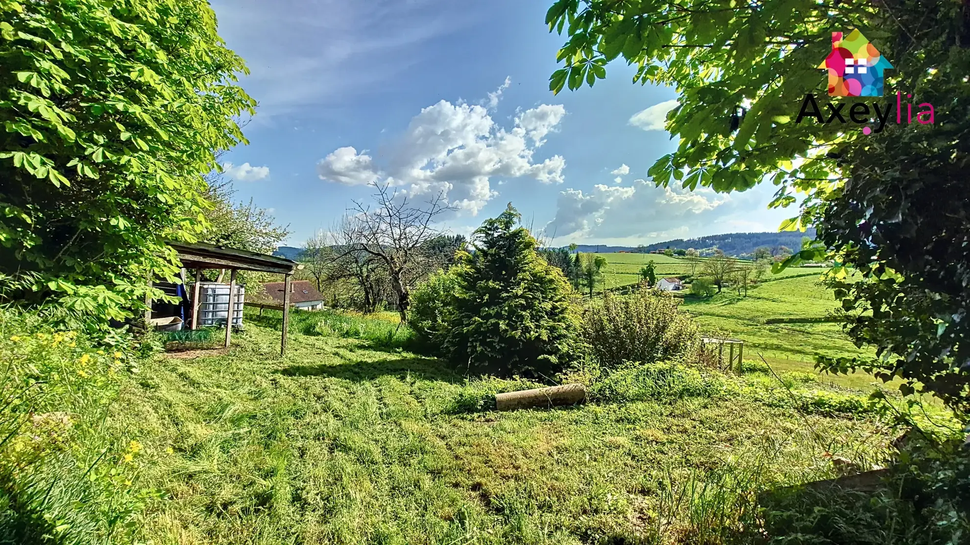 Maison 3 chambres avec grand terrain à Matour, secteur calme et vue dégagée 