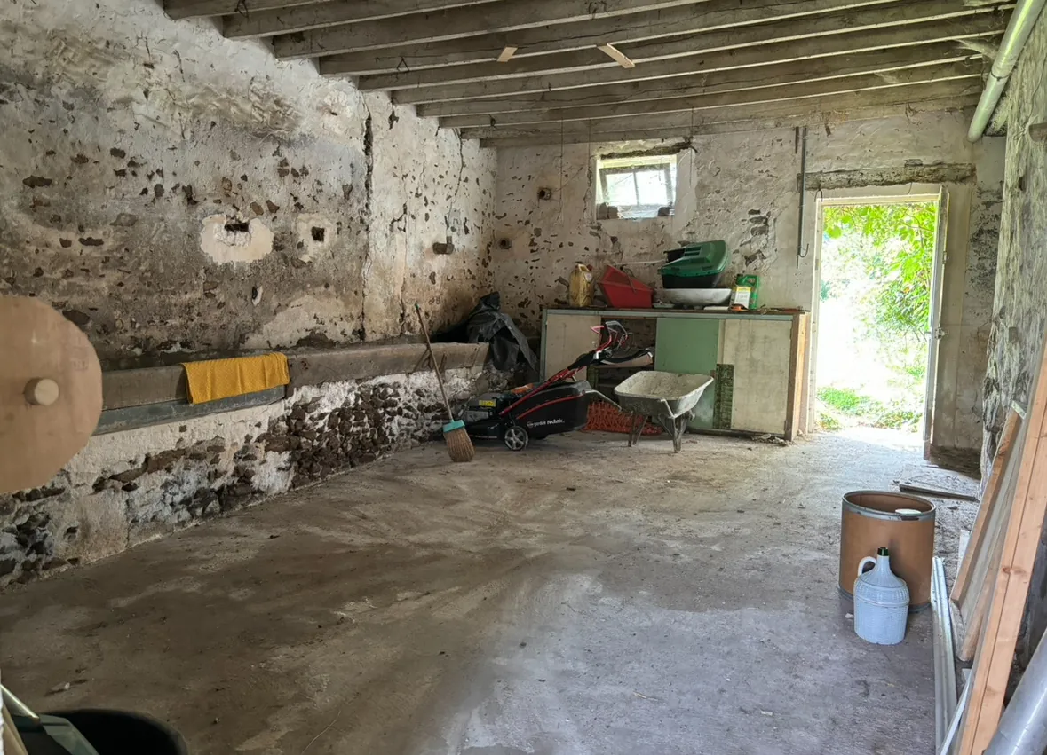 Grande grange à rénover de 200 m² à Rebais, potentiel d’aménagement illimité 