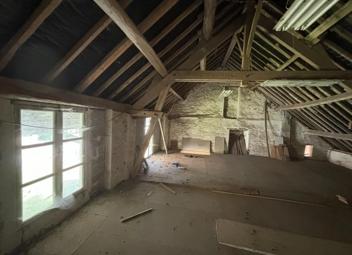 Grande grange à rénover de 200 m² à Rebais, potentiel d’aménagement illimité 