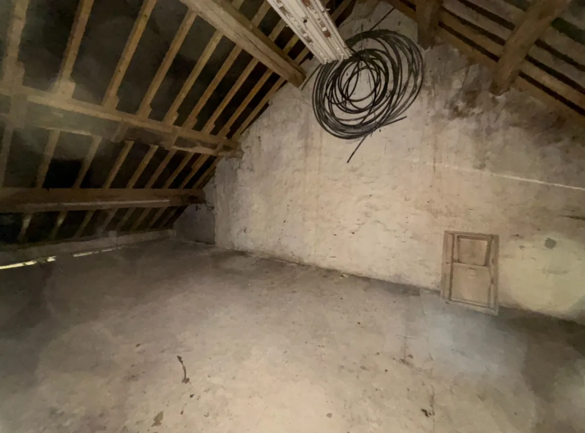 Grande grange à rénover de 200 m² à Rebais, potentiel d’aménagement illimité 