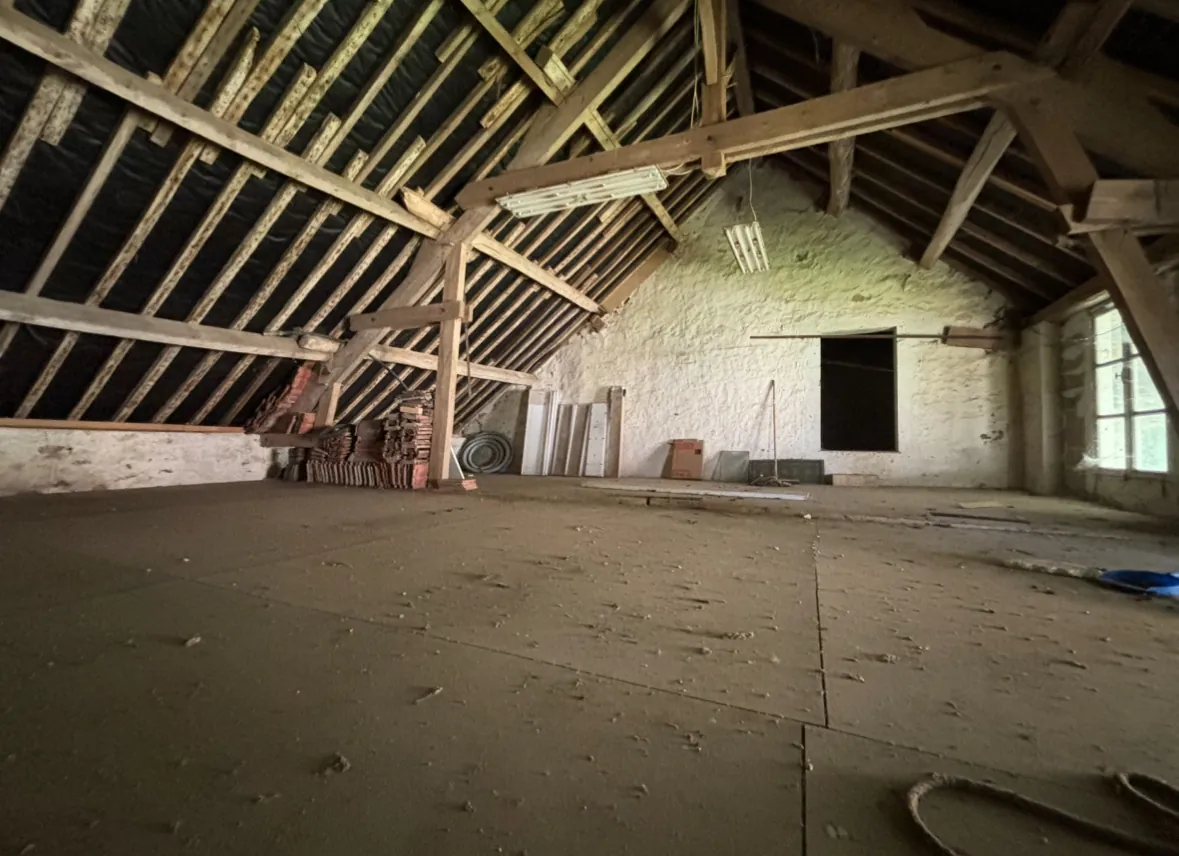 Grande grange à rénover de 200 m² à Rebais, potentiel d’aménagement illimité 