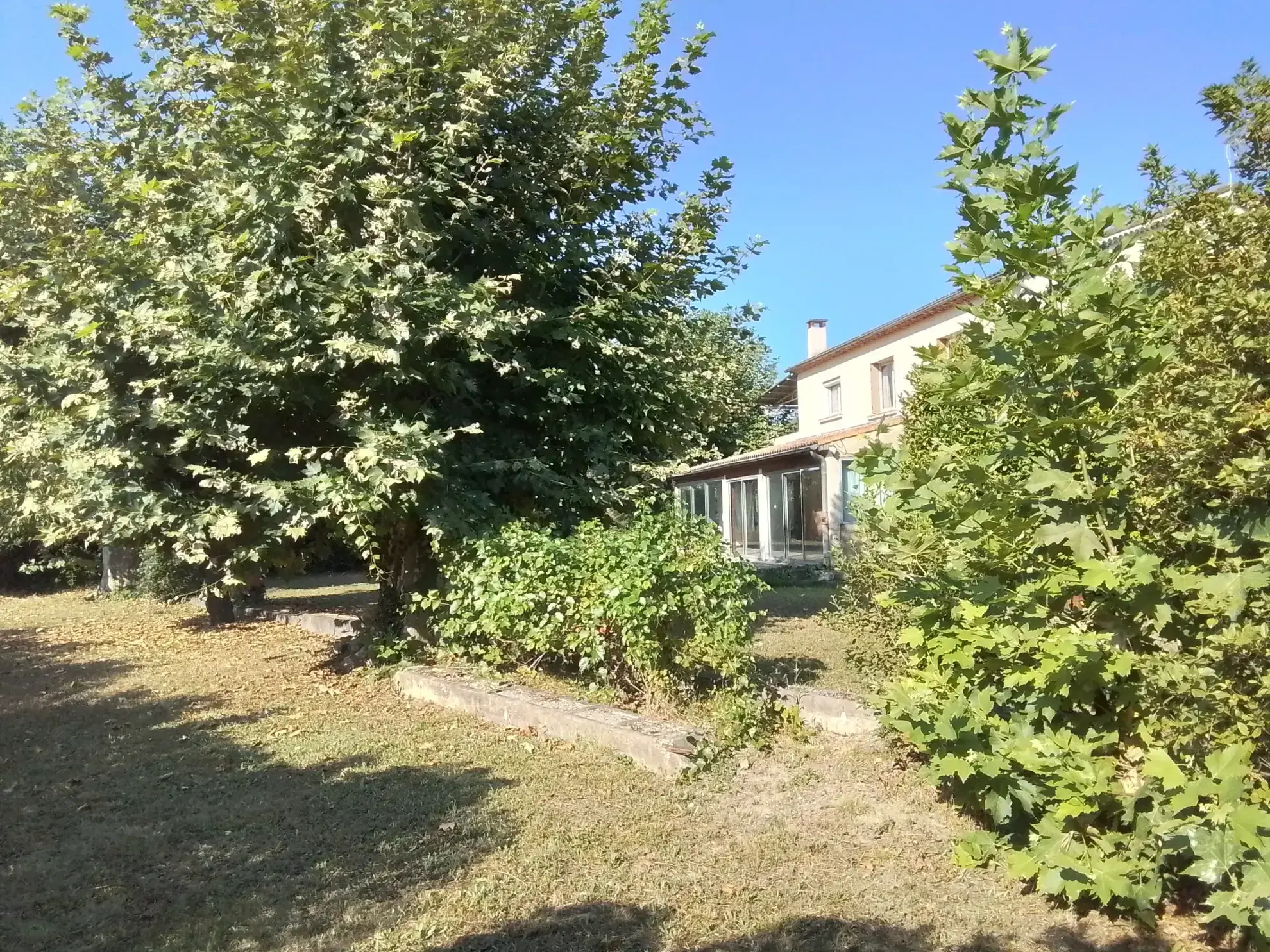 Charmante maison en pierres à Aubenas avec potentiel de restauration et jardin plat 