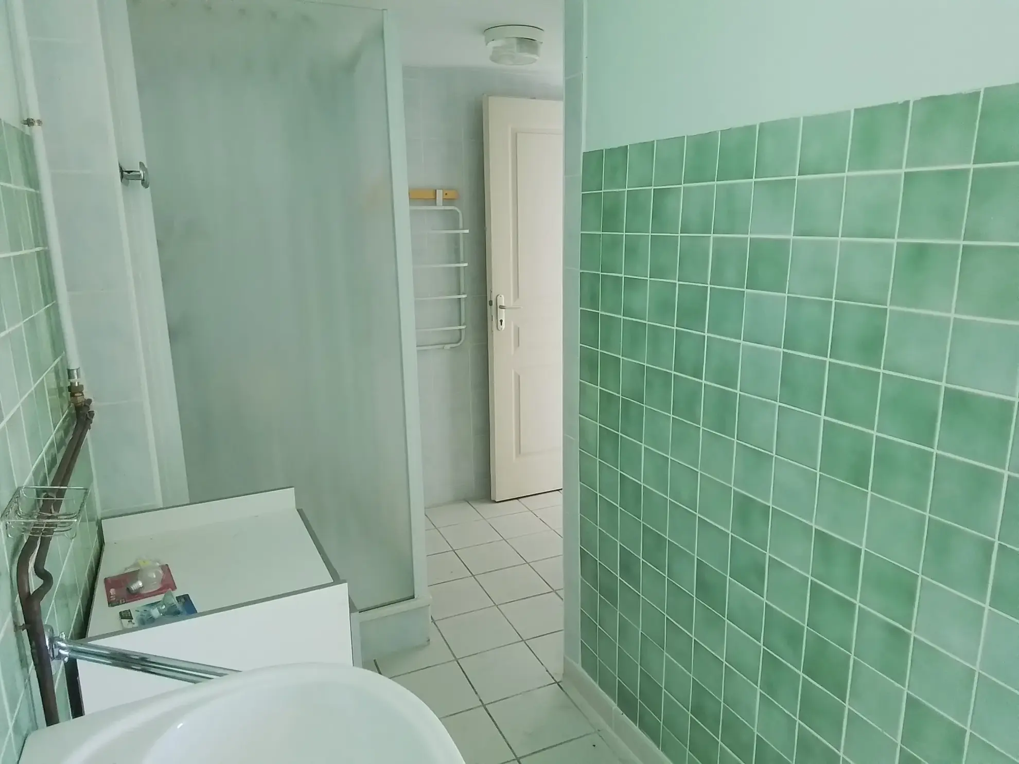 Charmante maison en pierres à Aubenas avec potentiel de restauration et jardin plat 