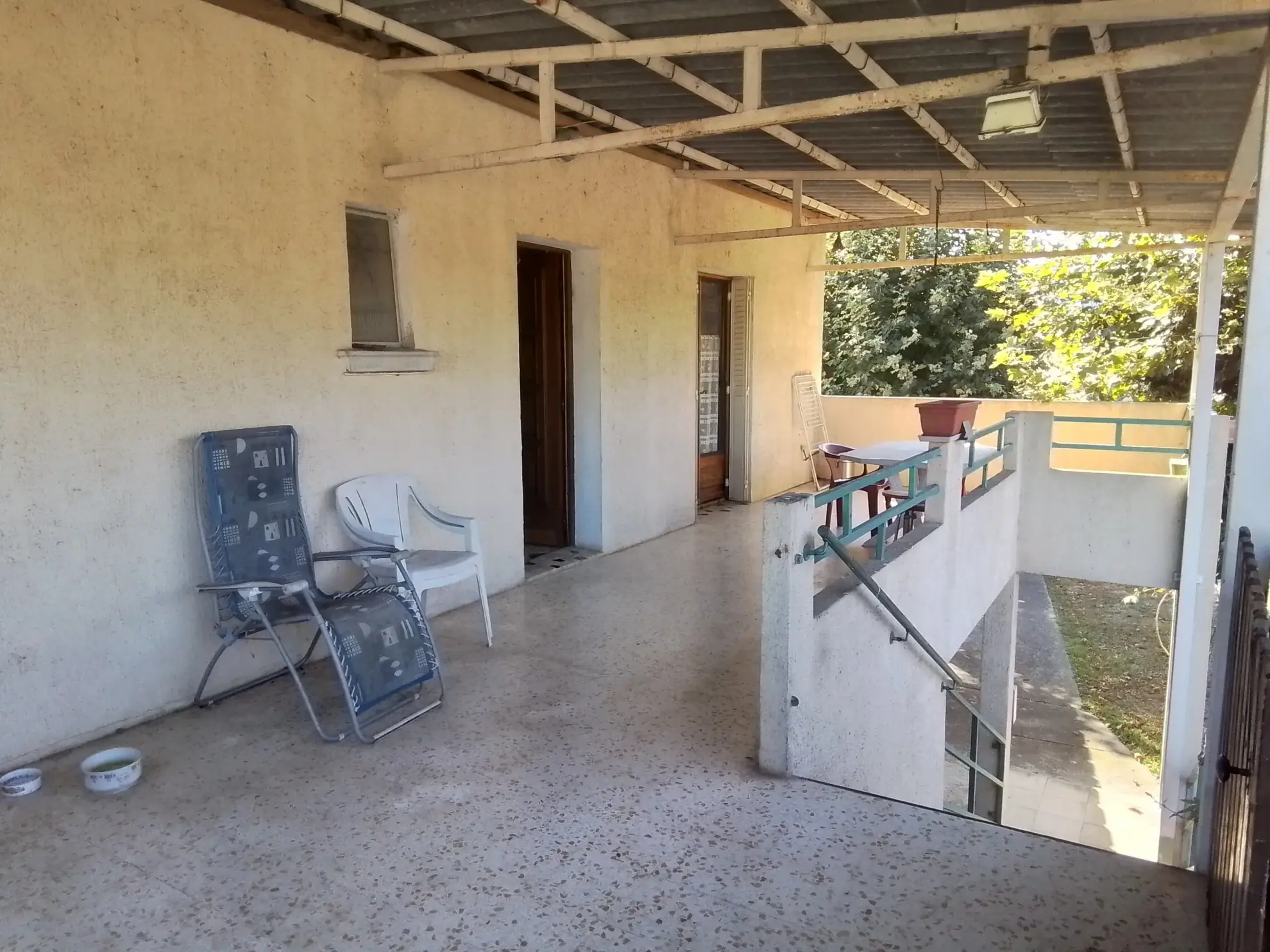 Charmante maison en pierres à Aubenas avec potentiel de restauration et jardin plat 