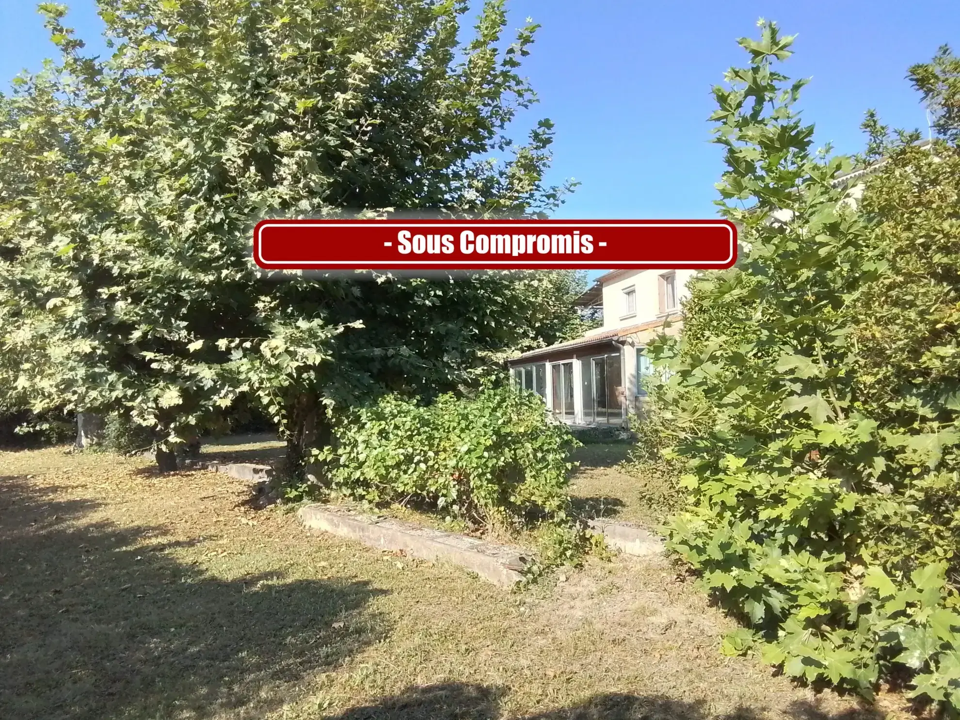 Charmante maison en pierres à Aubenas avec potentiel de restauration et jardin plat