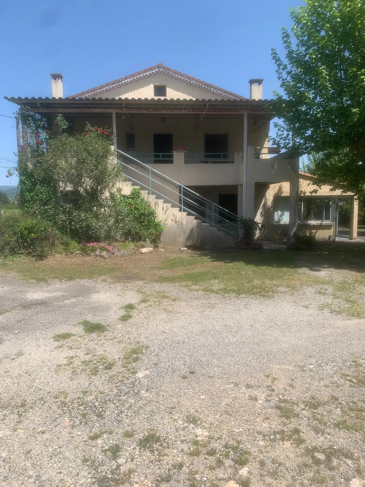 Charmante maison en pierres à Aubenas avec potentiel de restauration et jardin plat 