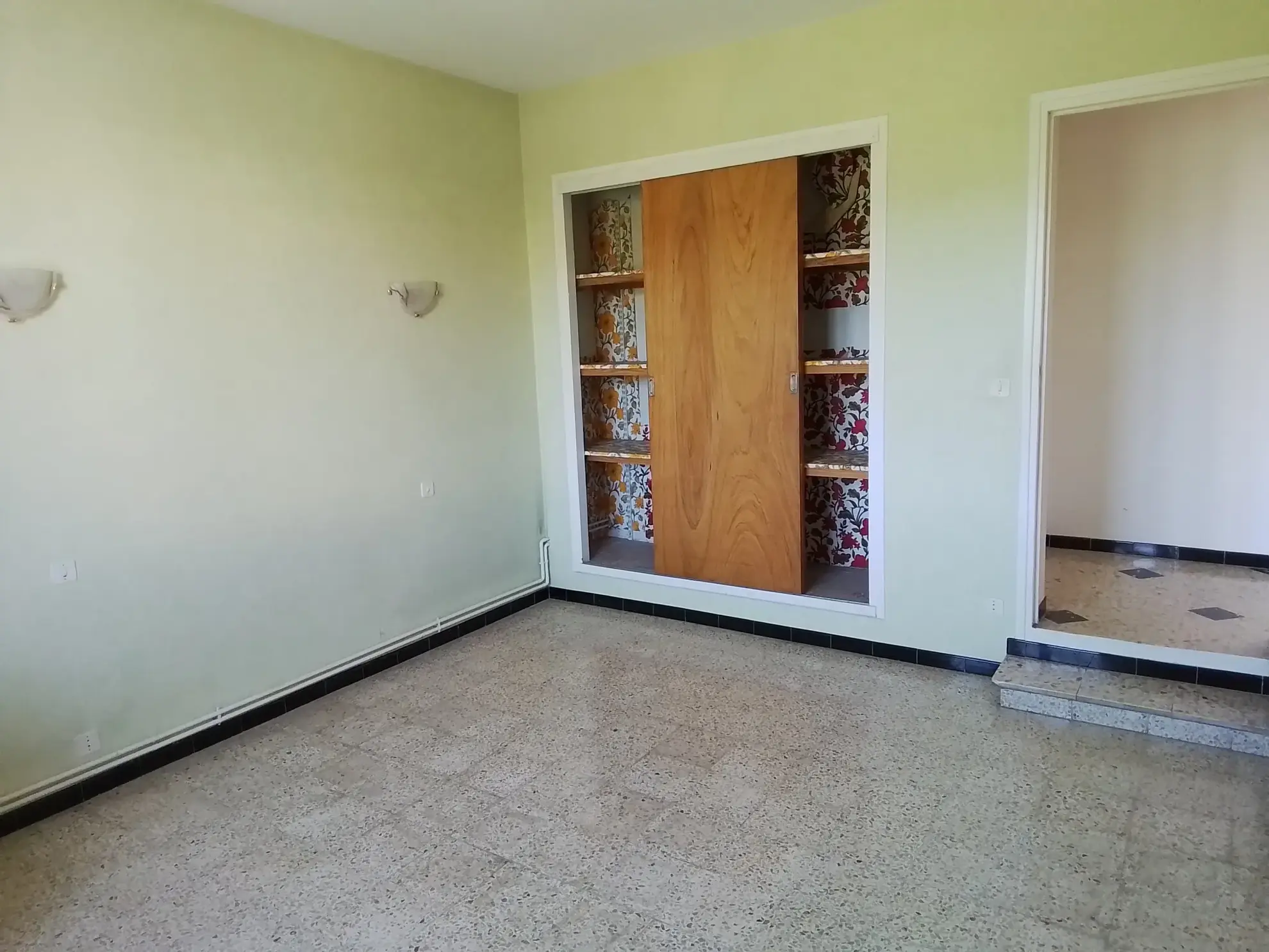 Charmante maison en pierres à Aubenas avec potentiel de restauration et jardin plat 