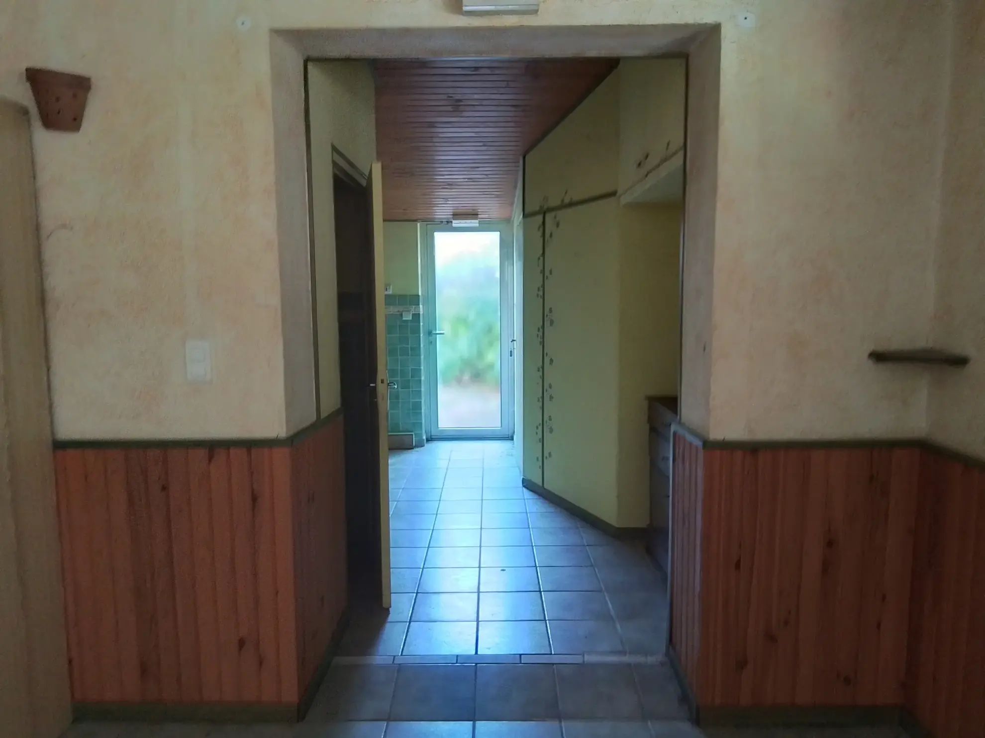 Charmante maison en pierres à Aubenas avec potentiel de restauration et jardin plat 