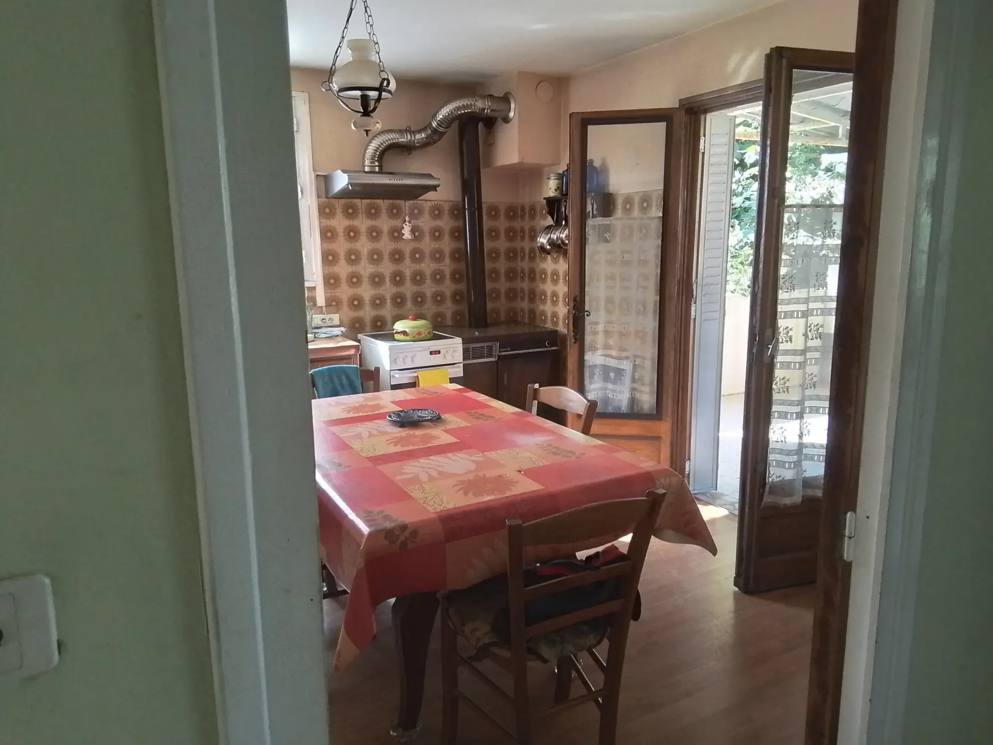 Charmante maison en pierres à Aubenas avec potentiel de restauration et jardin plat 