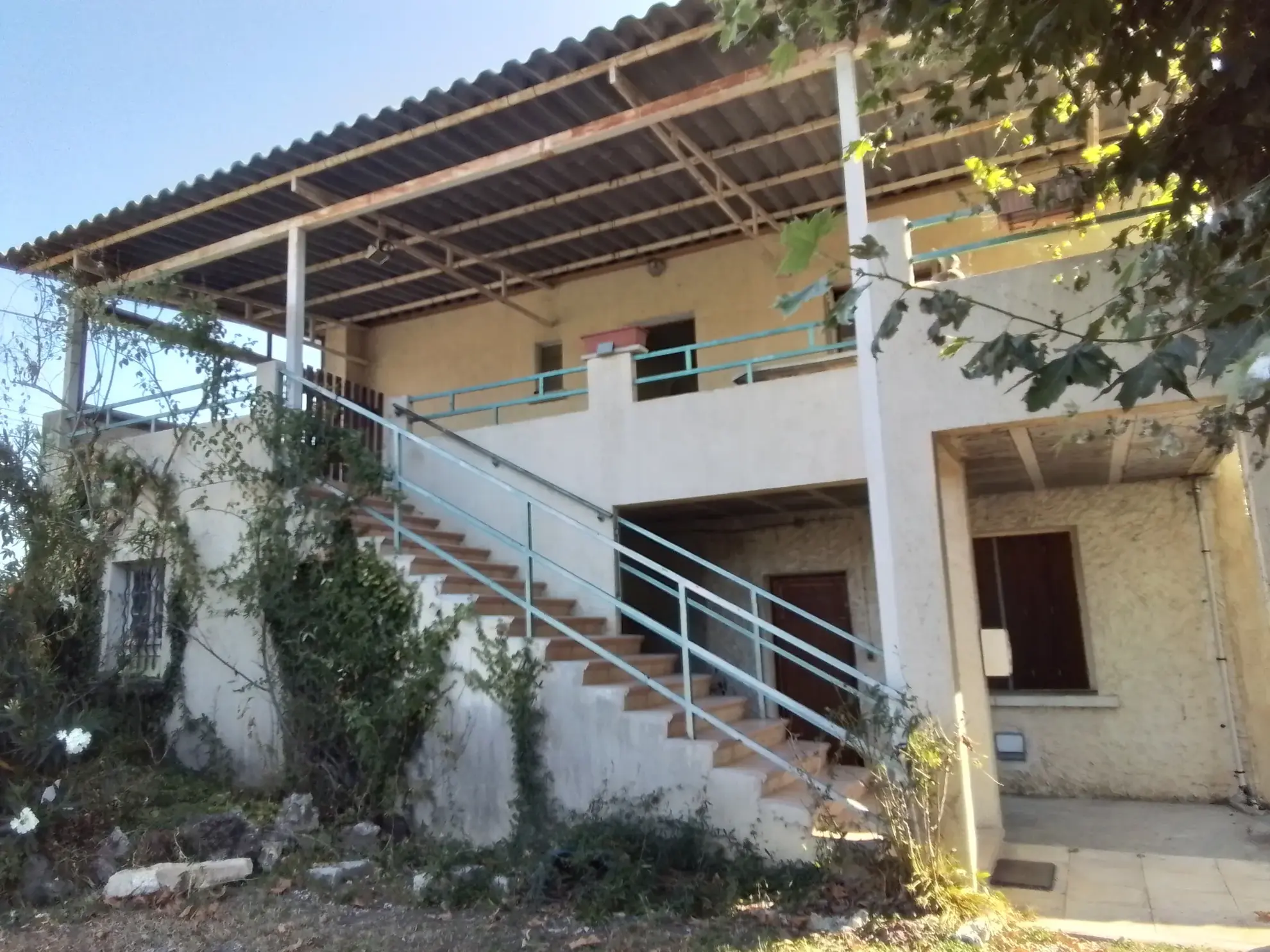 Charmante maison en pierres à Aubenas avec potentiel de restauration et jardin plat 