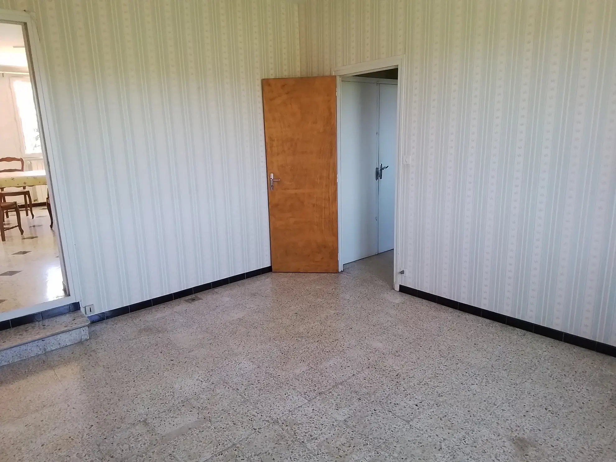 Charmante maison en pierres à Aubenas avec potentiel de restauration et jardin plat 