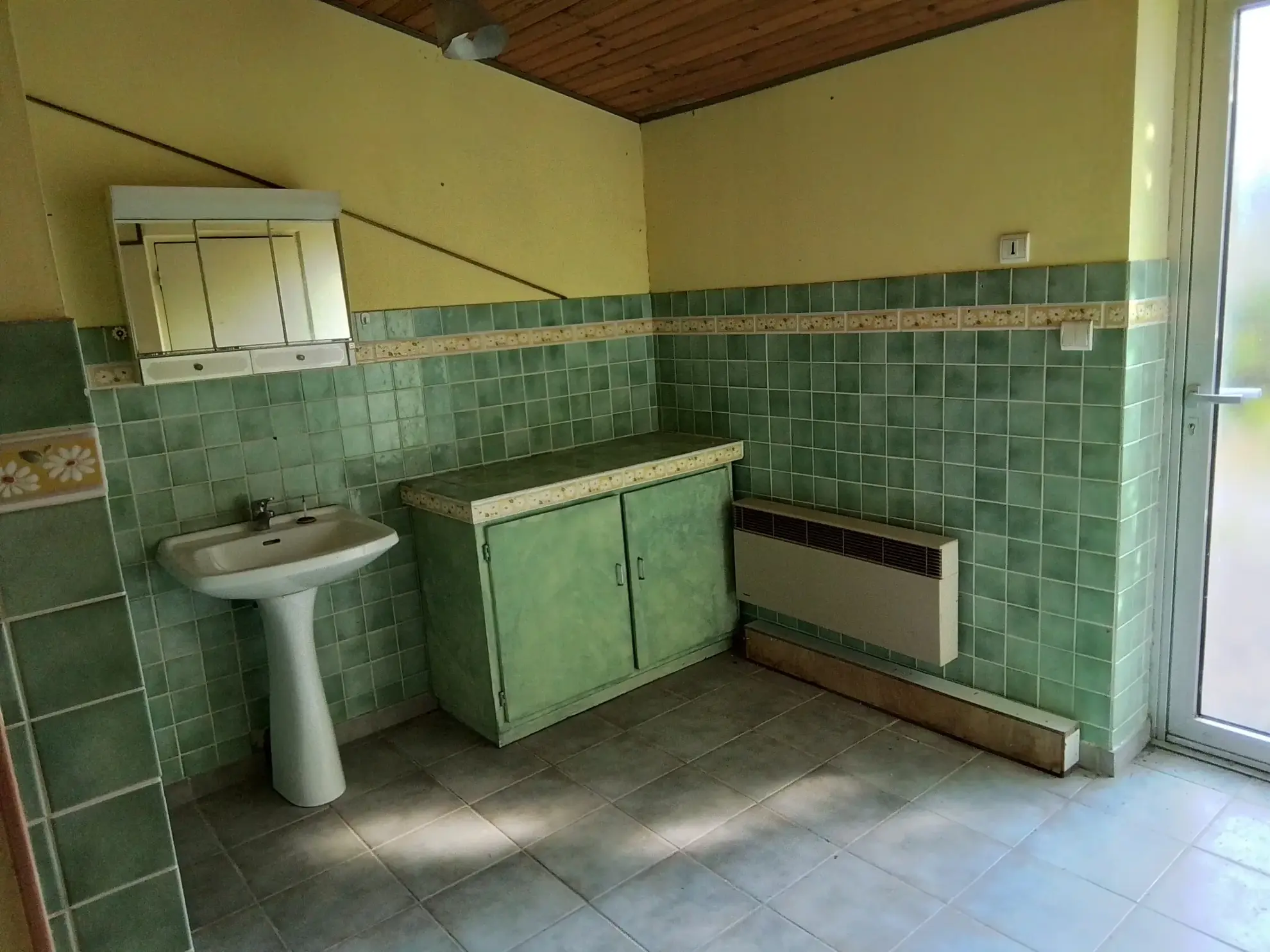 Charmante maison en pierres à Aubenas avec potentiel de restauration et jardin plat 