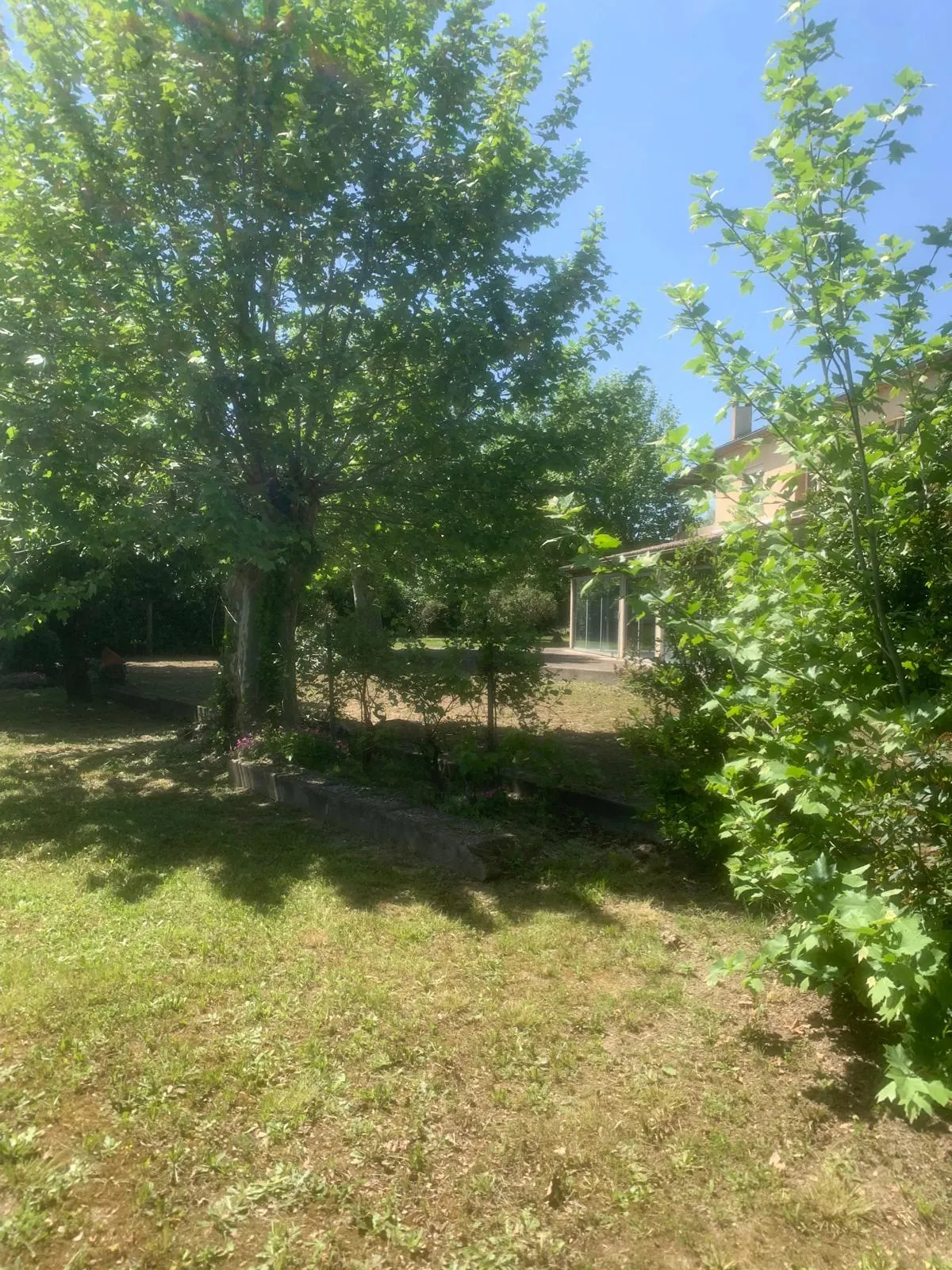 Charmante maison en pierres à Aubenas avec potentiel de restauration et jardin plat 