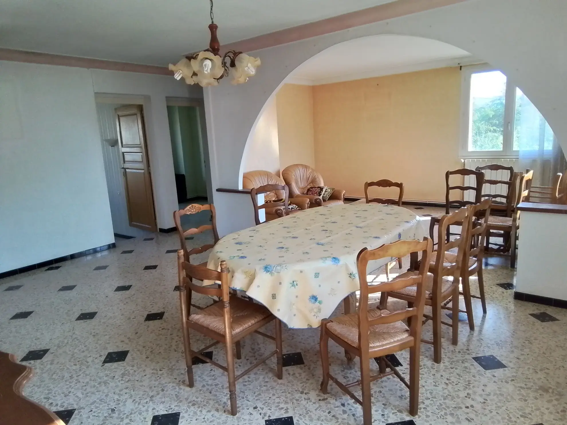 Charmante maison en pierres à Aubenas avec potentiel de restauration et jardin plat 