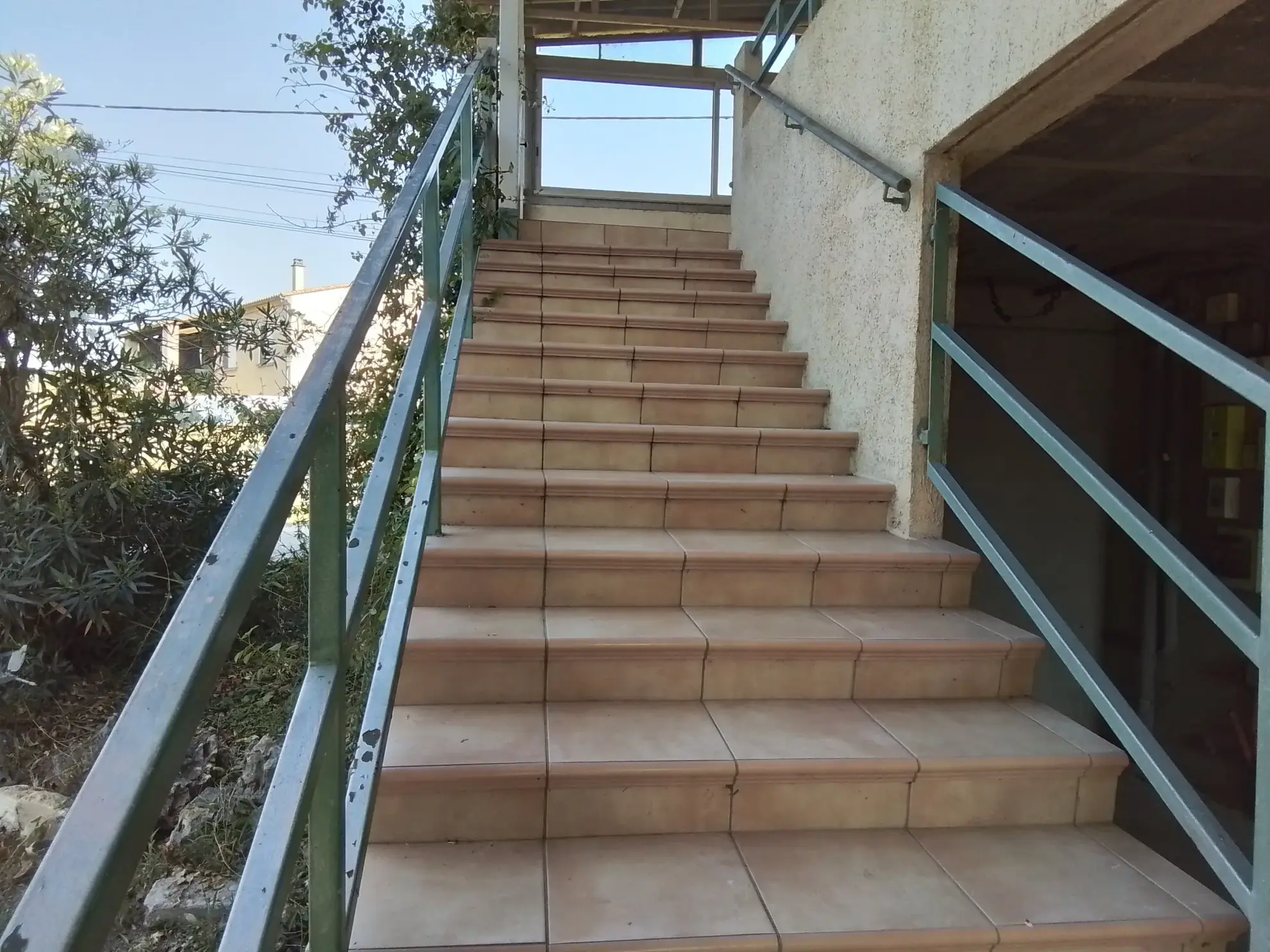 Charmante maison en pierres à Aubenas avec potentiel de restauration et jardin plat 