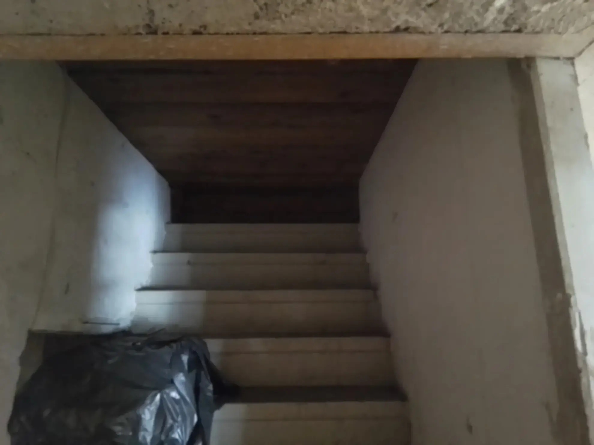 Charmante maison en pierres à Aubenas avec potentiel de restauration et jardin plat 