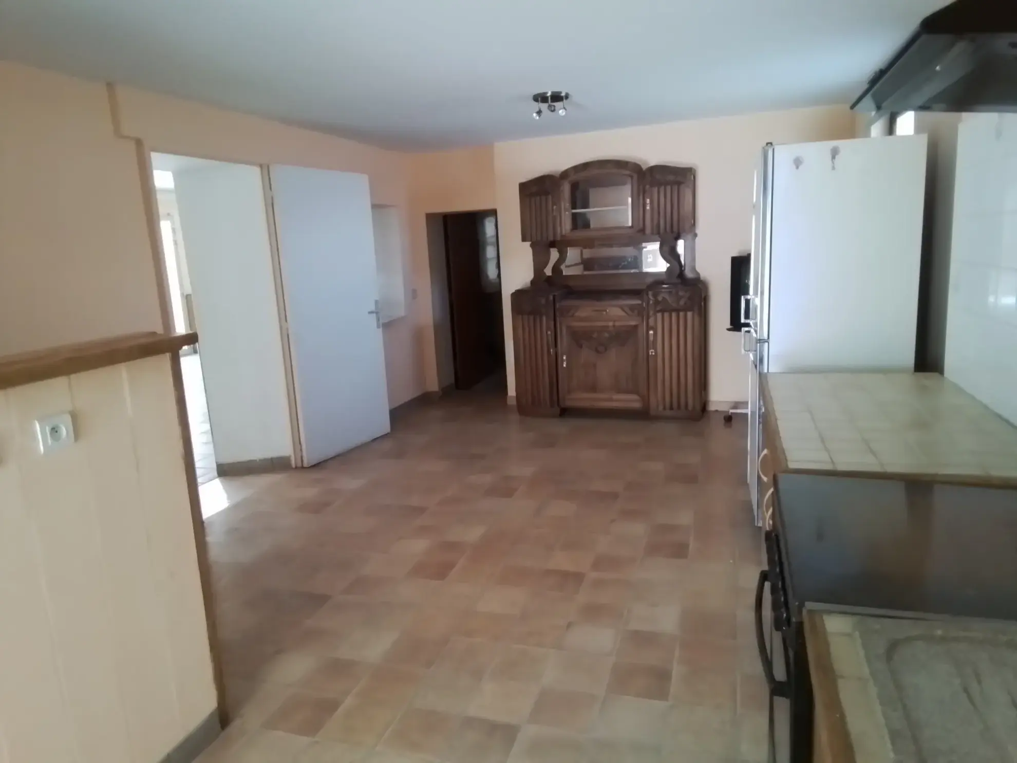 Charmante maison en pierres à Aubenas avec potentiel de restauration et jardin plat 