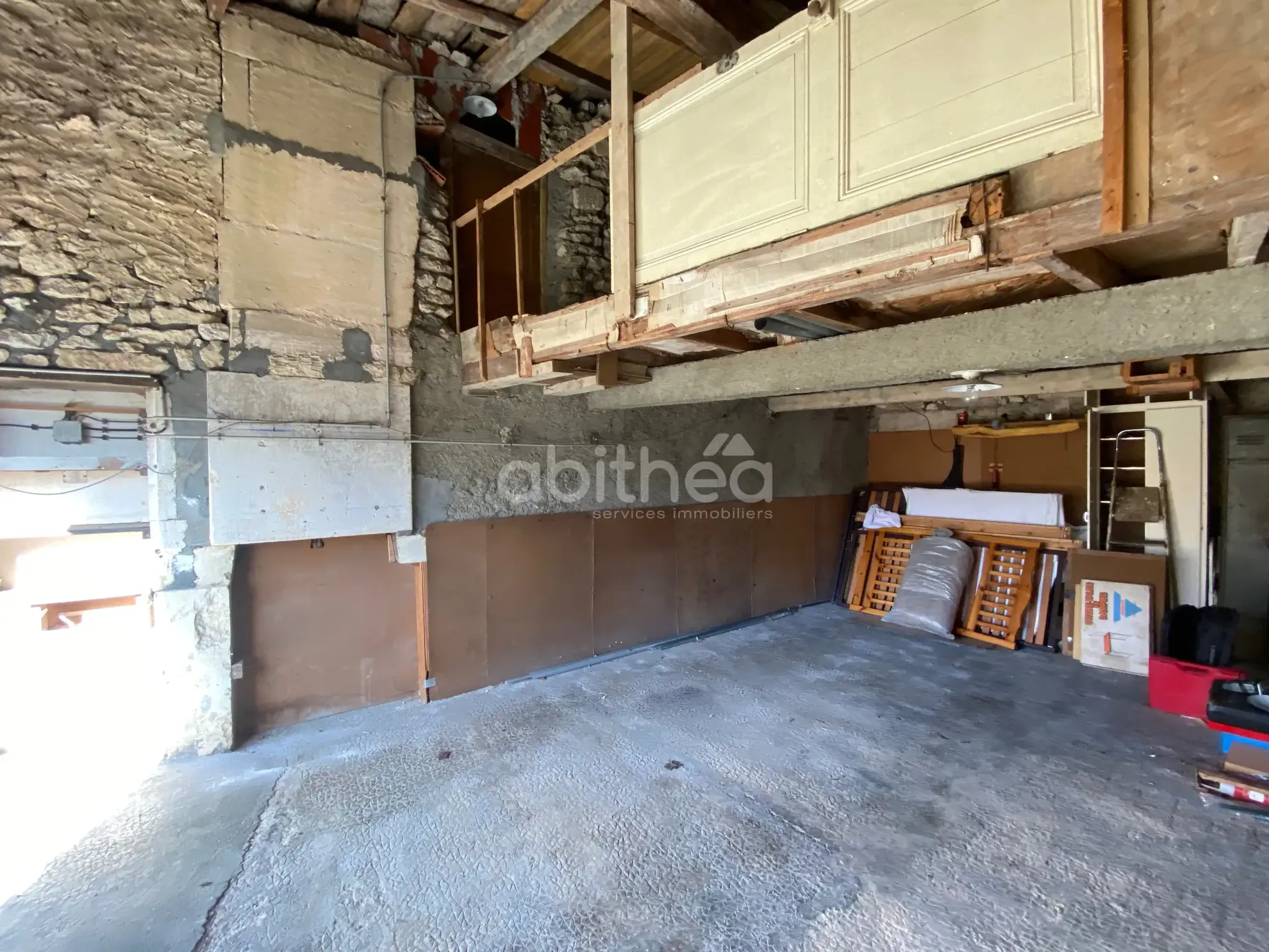 Maison charentaise de 142 m² avec dépendances et grand terrain à Javrezac 