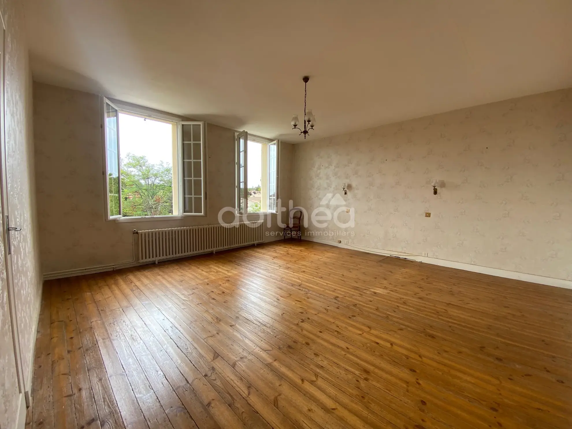 Maison charentaise de 142 m² avec dépendances et grand terrain à Javrezac 