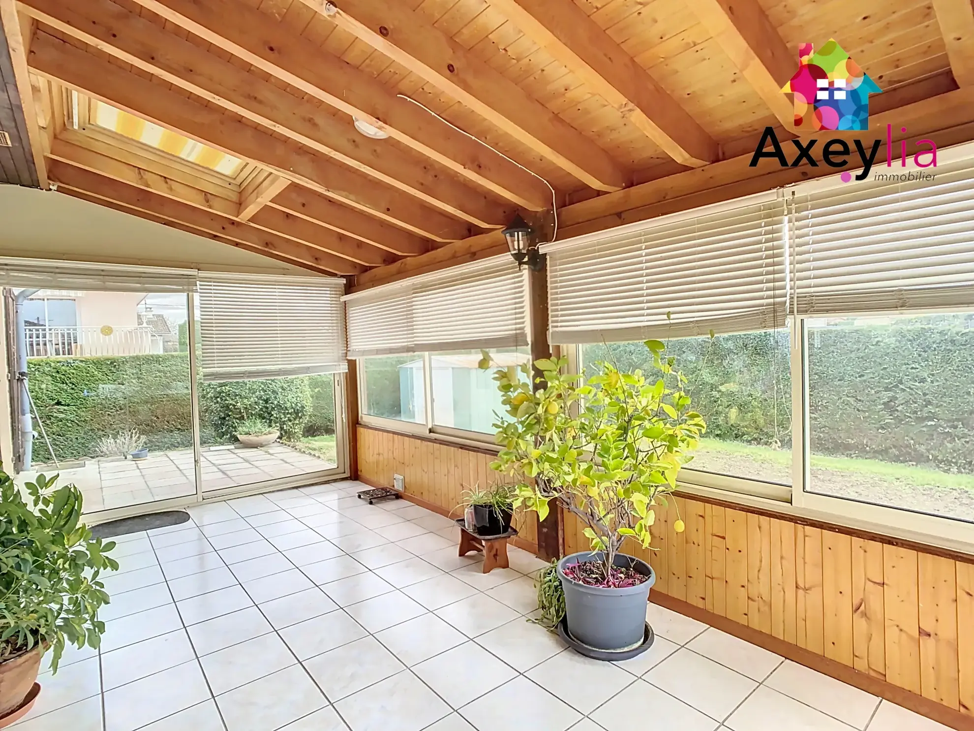 Maison familiale à Saint-Romain-la-Motte avec grand terrain de 1727 m² 