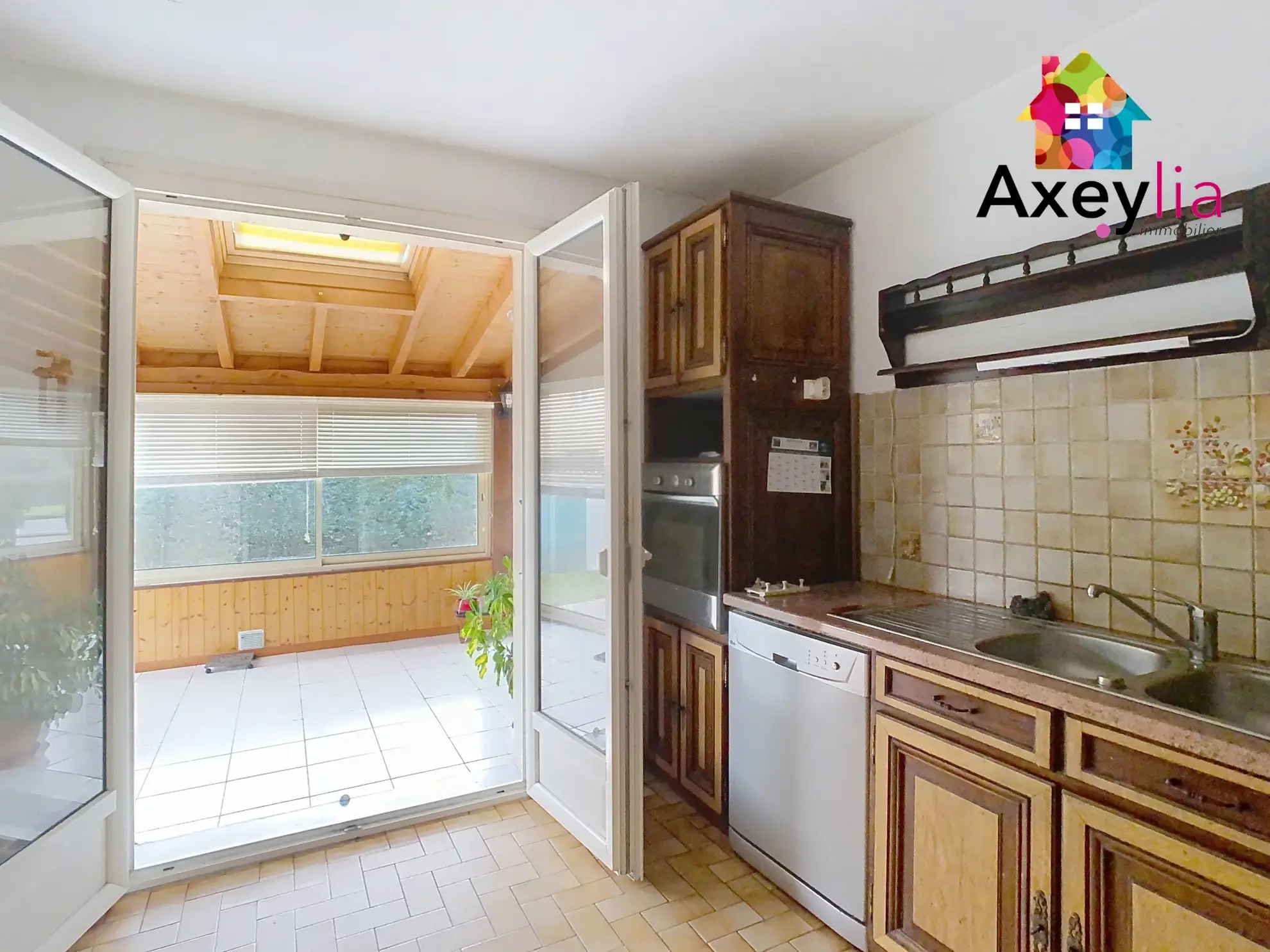 Maison familiale à Saint-Romain-la-Motte avec grand terrain de 1727 m² 