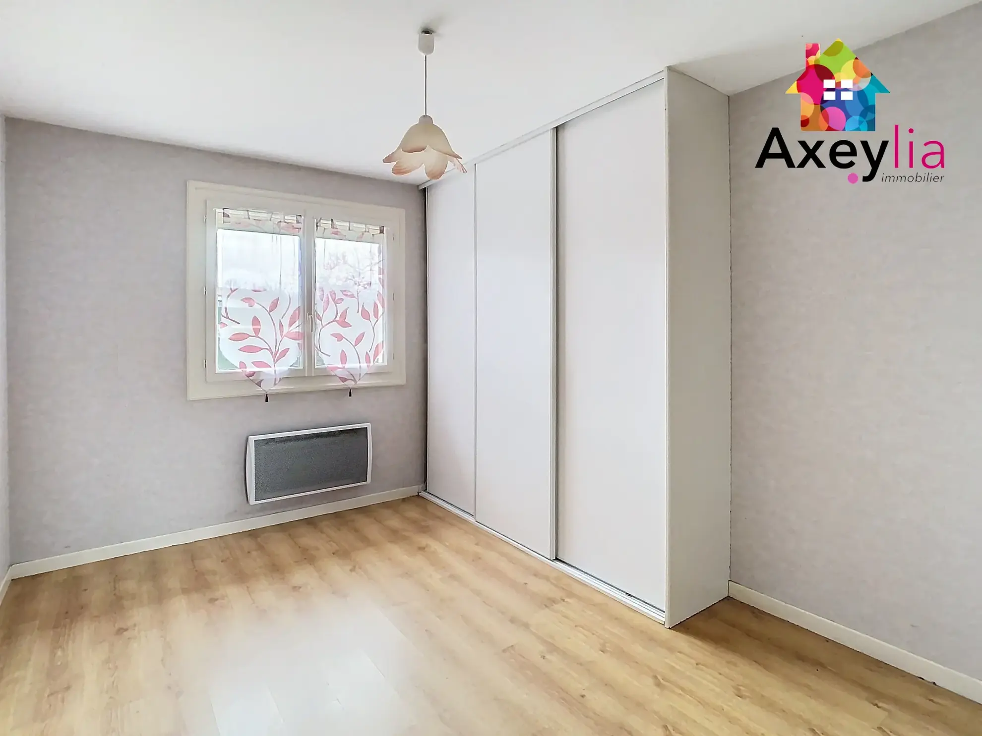 Maison familiale à Saint-Romain-la-Motte avec grand terrain de 1727 m² 