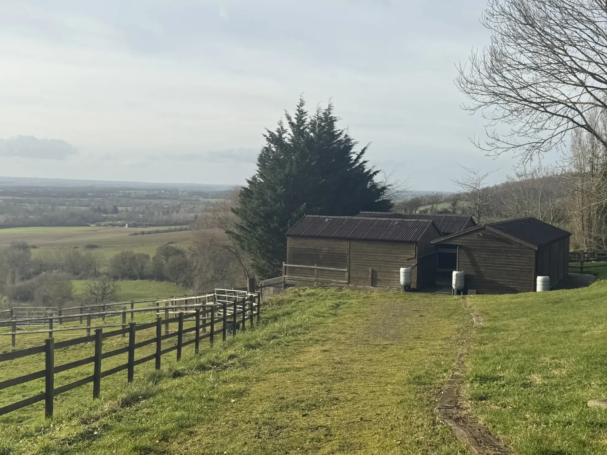 Terrain de loisir de 25 000 m² avec 8 boxes à L'Oudon 