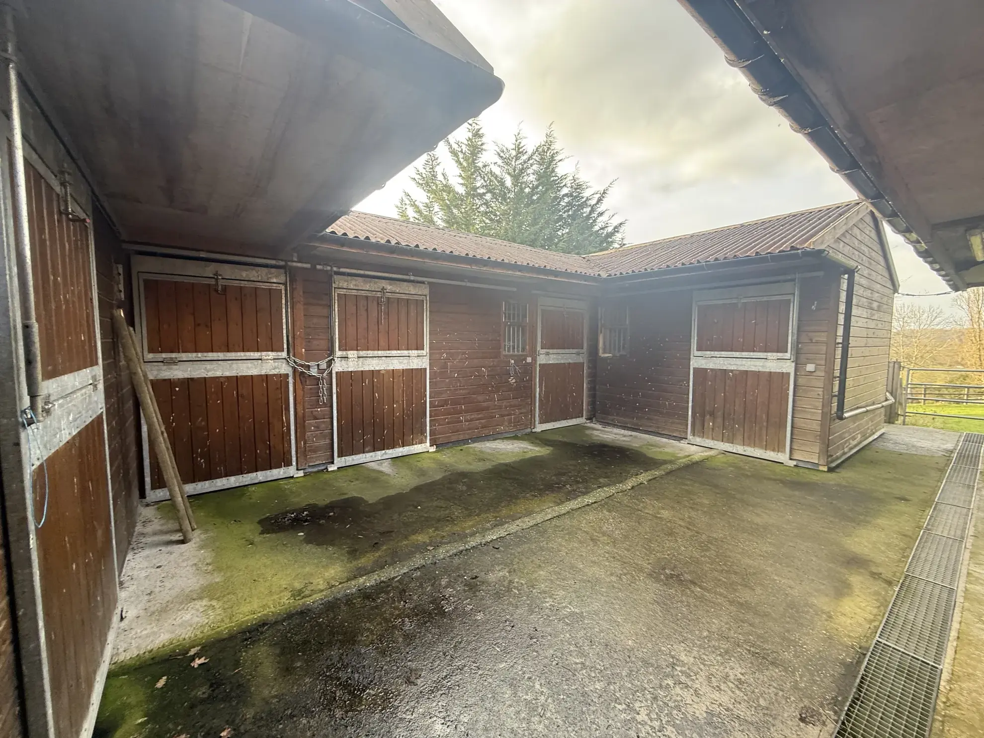 Terrain de loisir de 25 000 m² avec 8 boxes à L'Oudon 