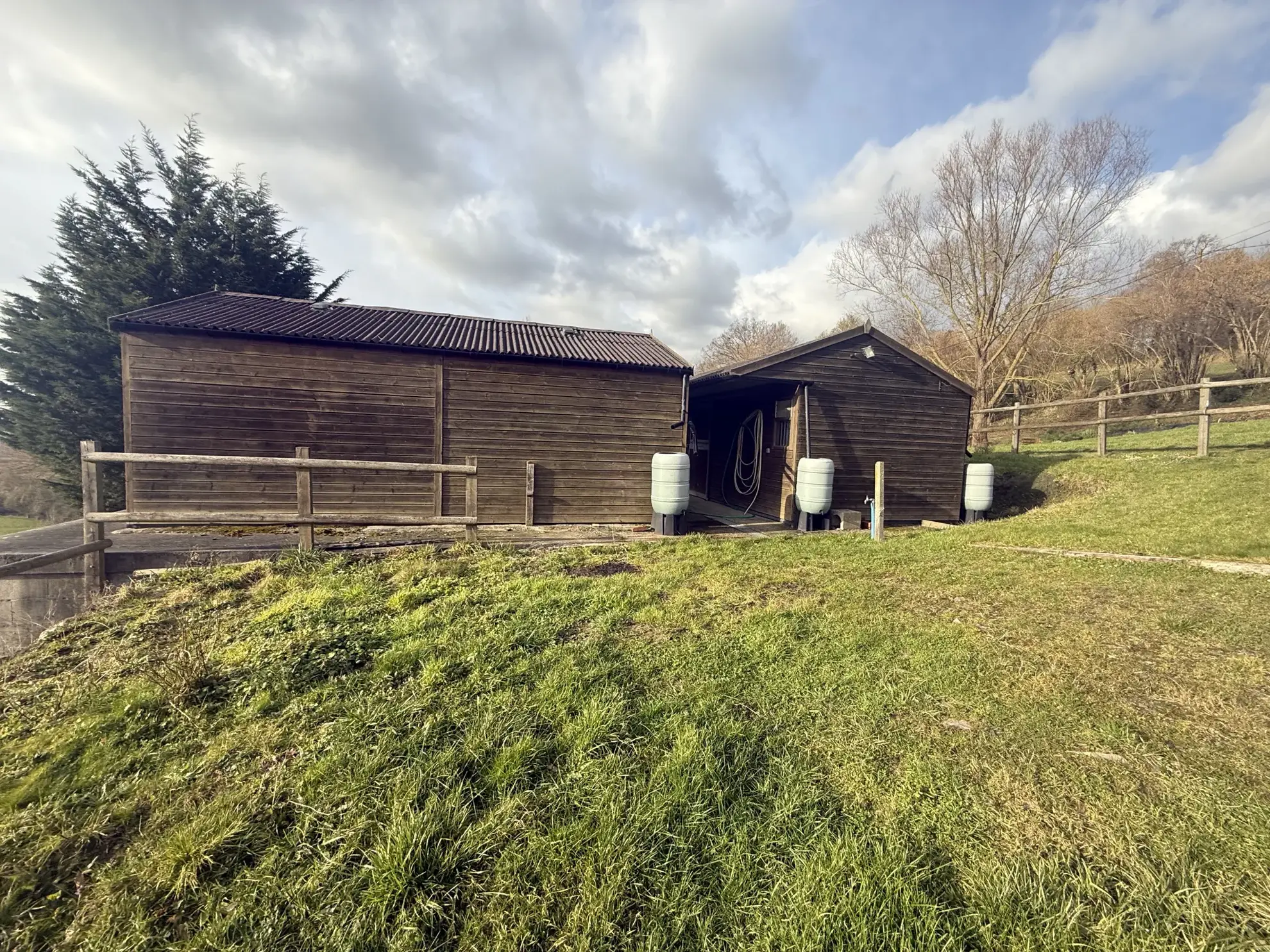 Terrain de loisir de 25 000 m² avec 8 boxes à L'Oudon 