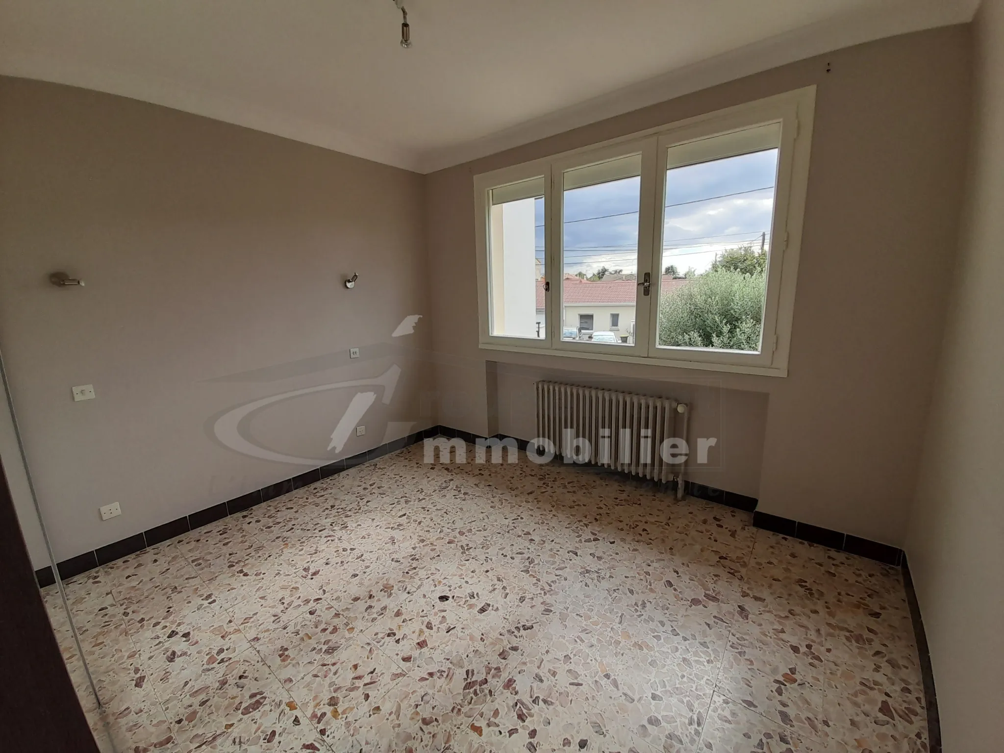 À vendre maison de 123 m² avec garage et terrain clos à Romans-sur-Isère 