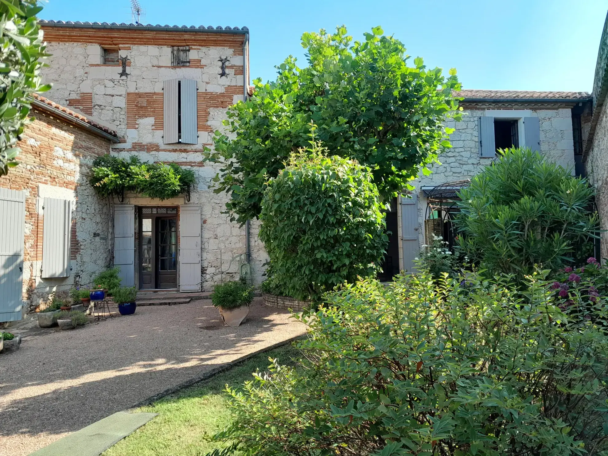 Maison de charme avec jardin, gîte et local commercial à Malause près du Canal du Midi 