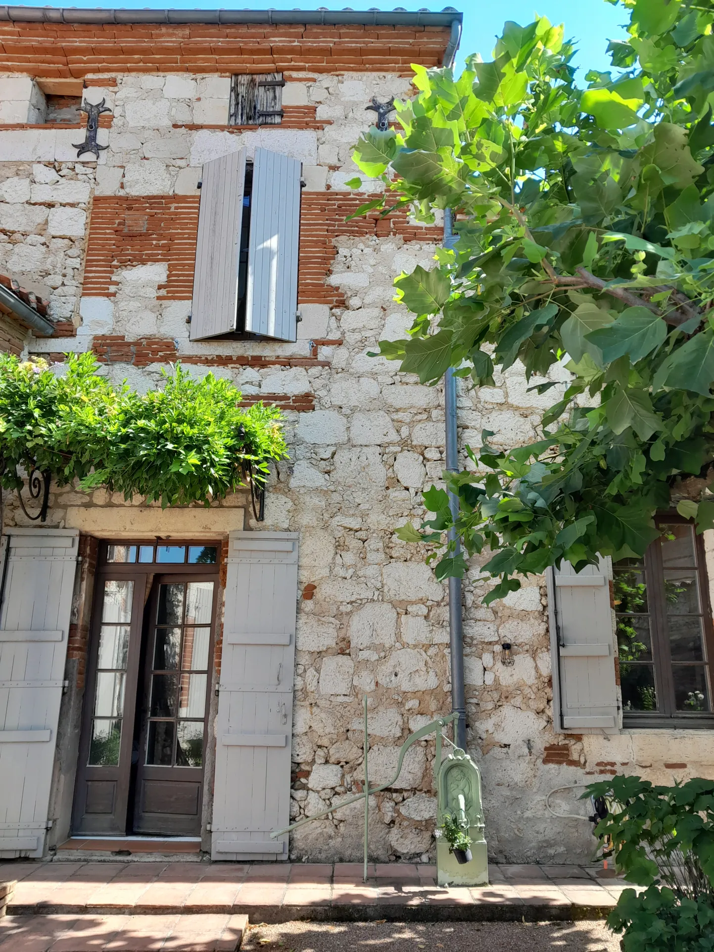 Maison de charme avec jardin, gîte et local commercial à Malause près du Canal du Midi 