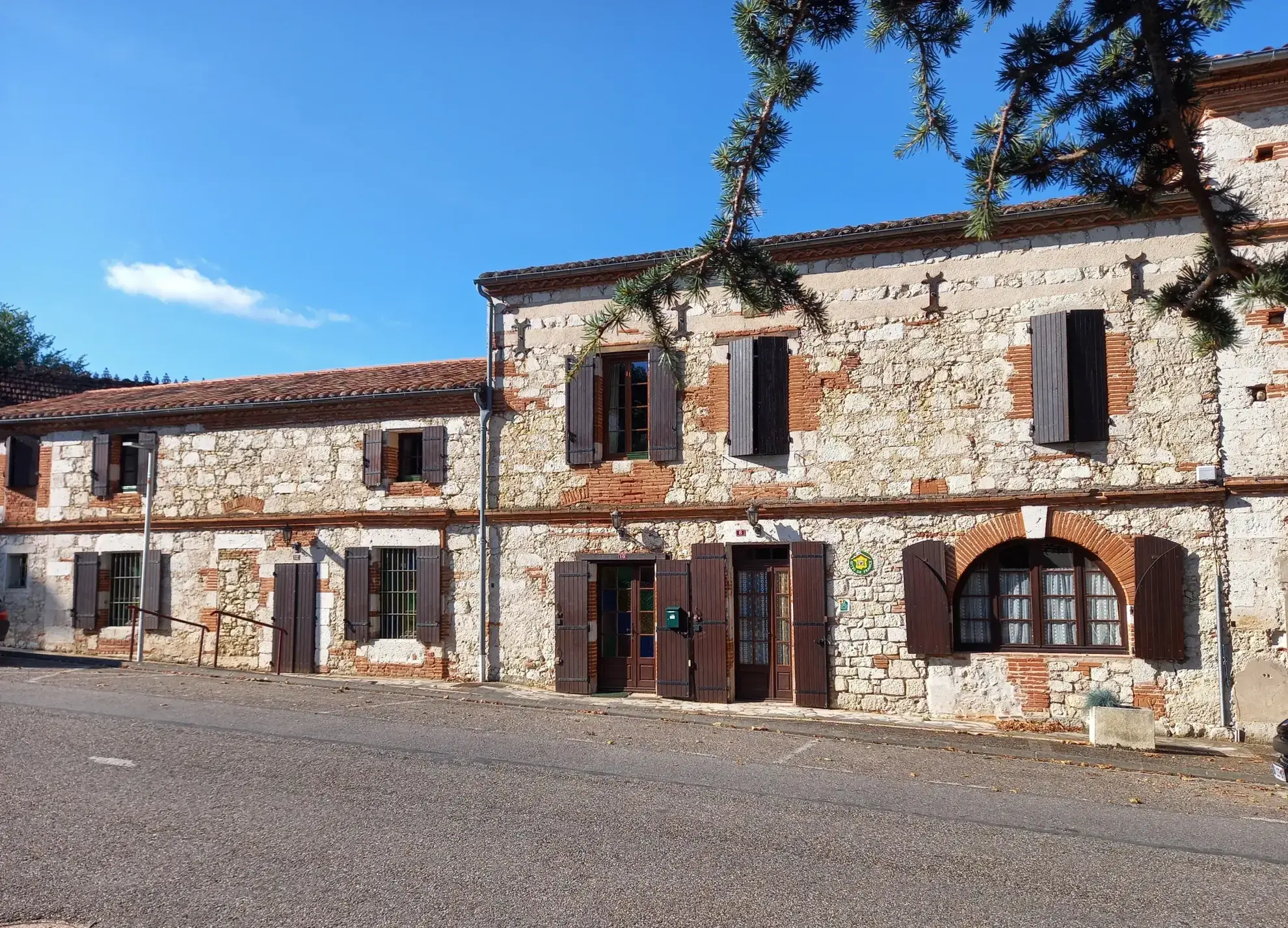 Maison de charme avec jardin, gîte et local commercial à Malause près du Canal du Midi