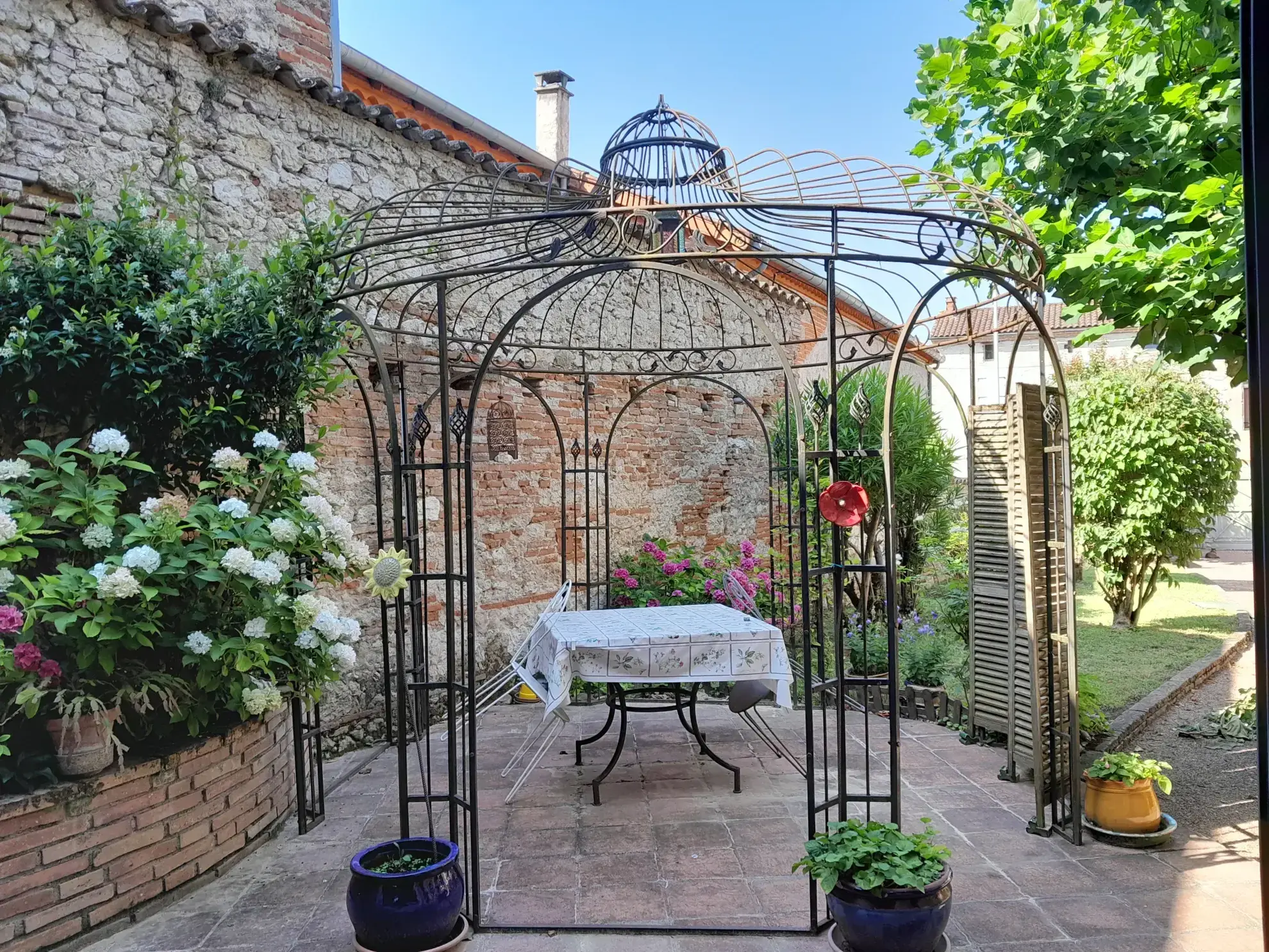 Maison de charme avec jardin, gîte et local commercial à Malause près du Canal du Midi 