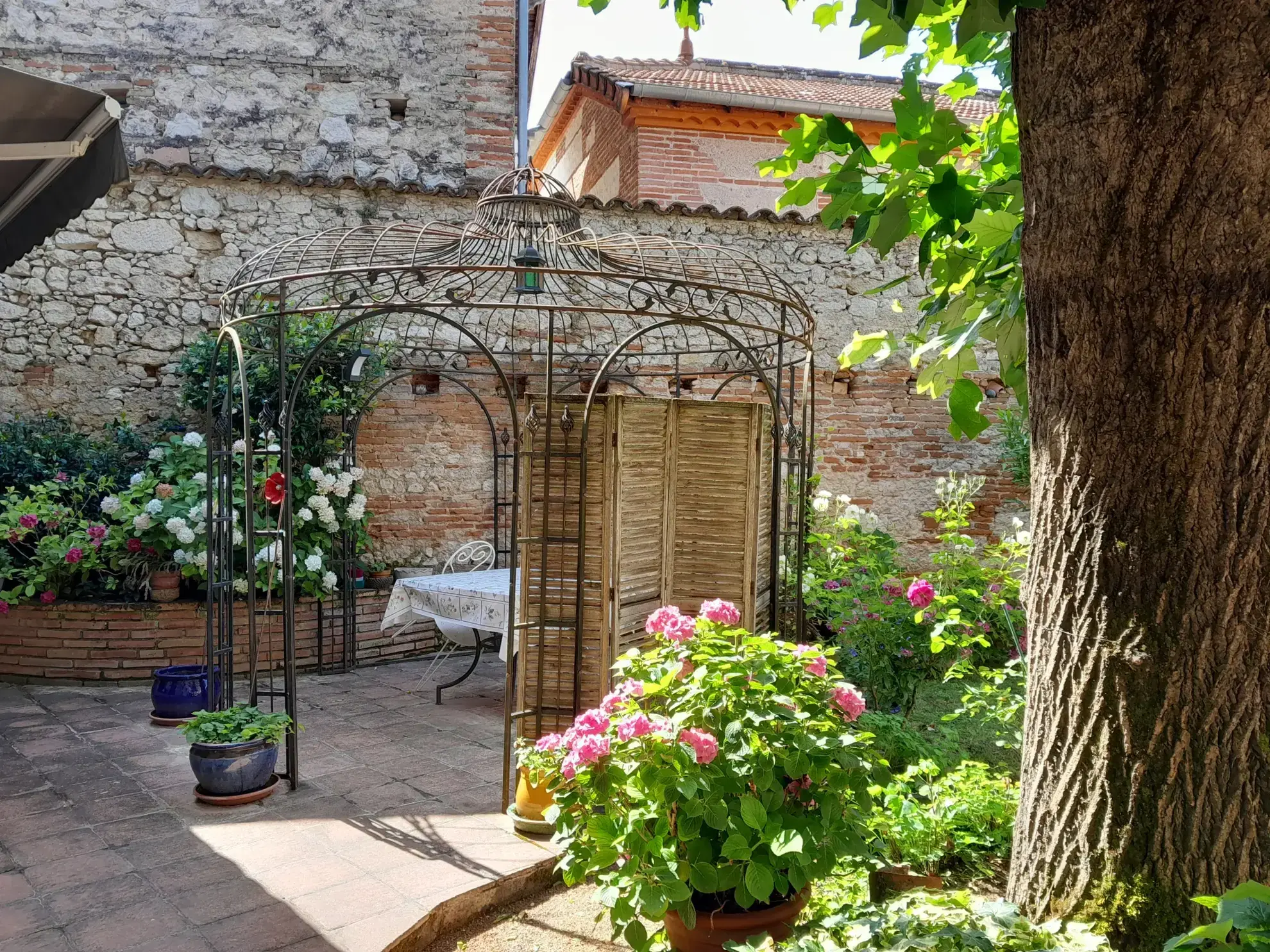 Maison de charme avec jardin, gîte et local commercial à Malause près du Canal du Midi 