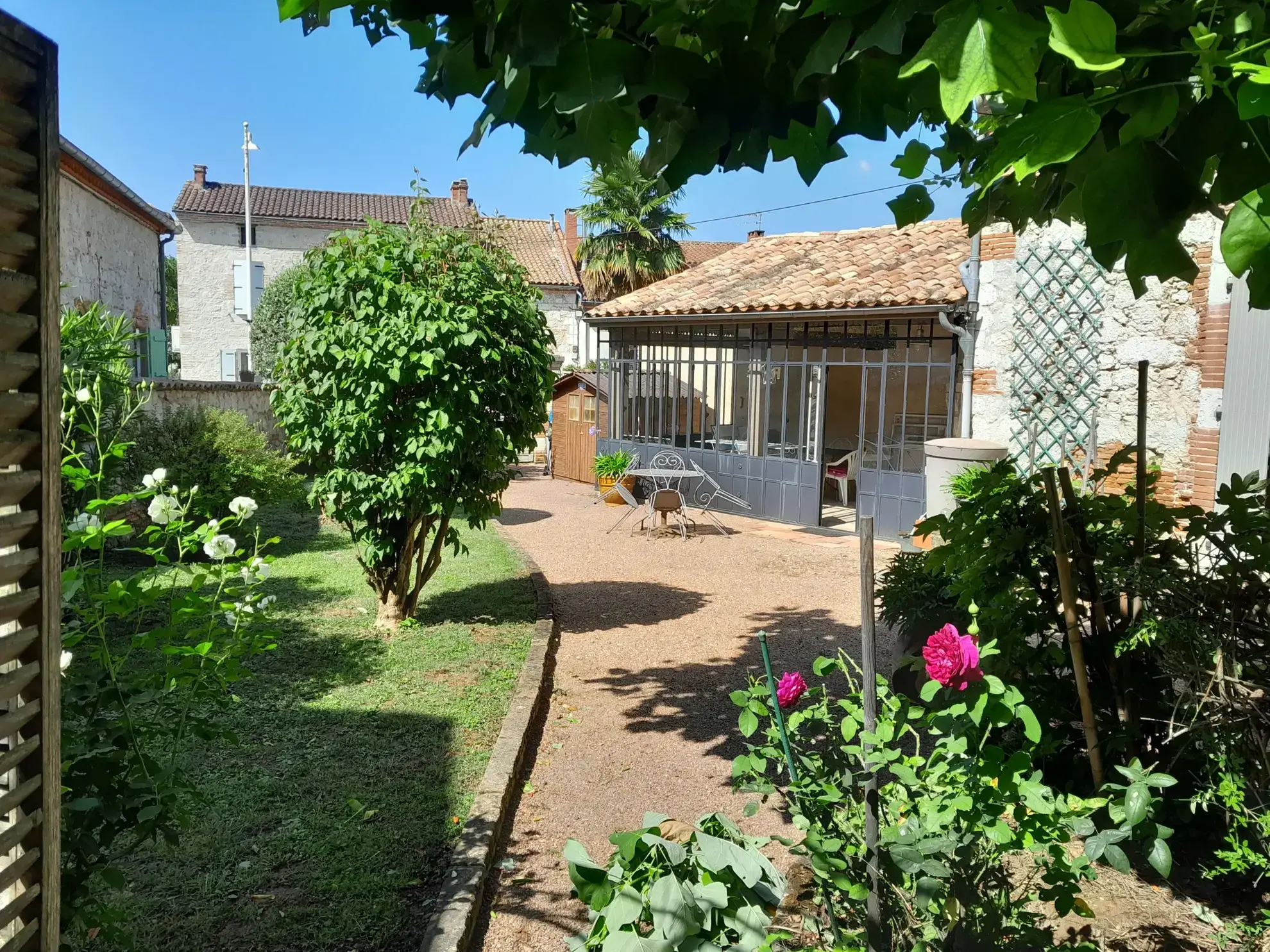 Maison de charme avec jardin, gîte et local commercial à Malause près du Canal du Midi 
