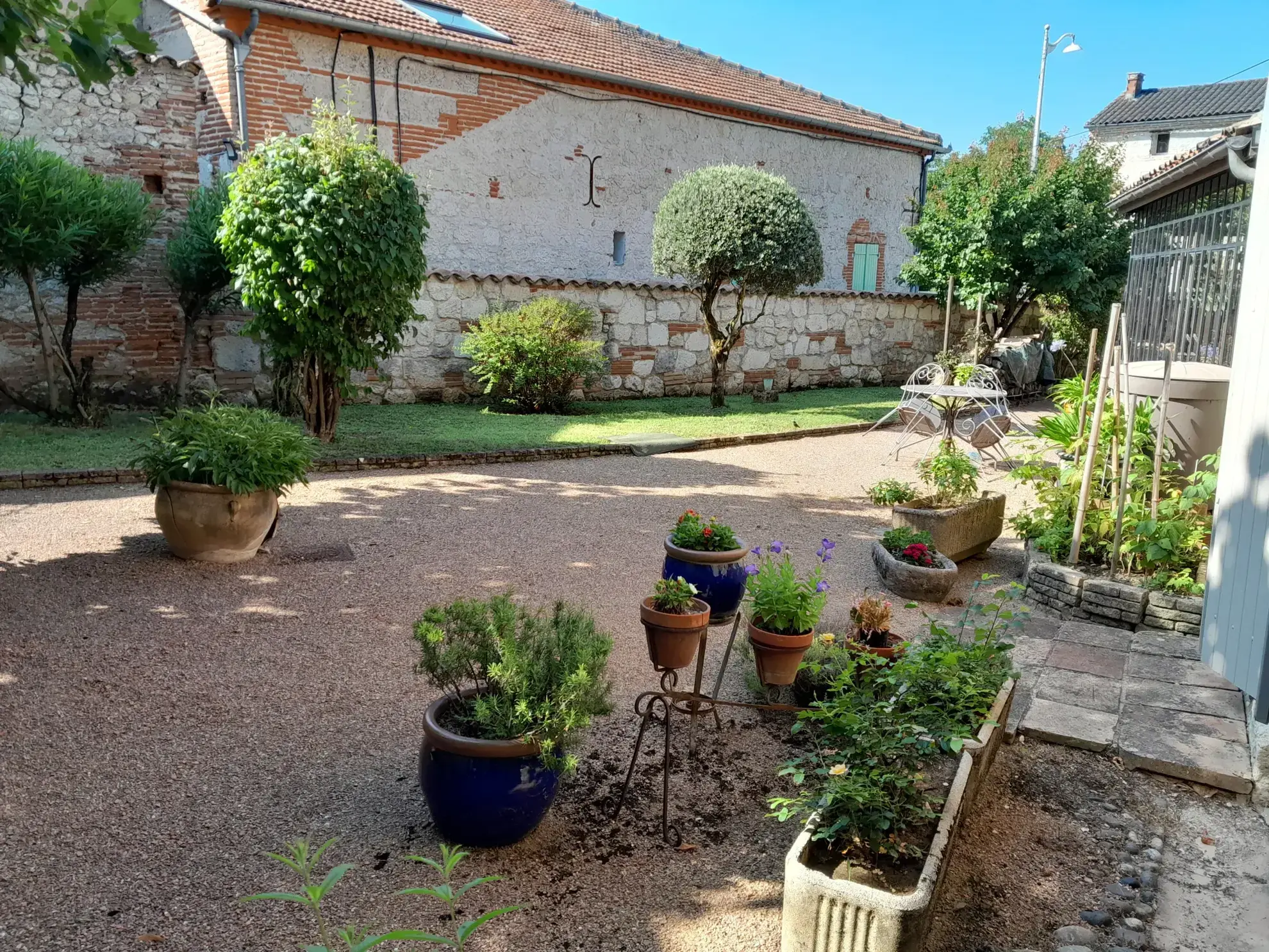 Maison de charme avec jardin, gîte et local commercial à Malause près du Canal du Midi 