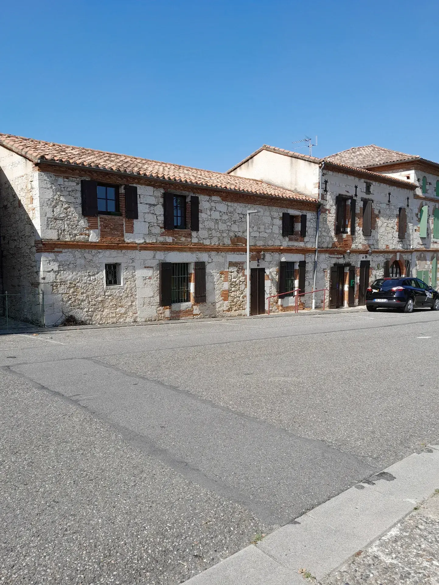 Maison de charme avec jardin, gîte et local commercial à Malause près du Canal du Midi 