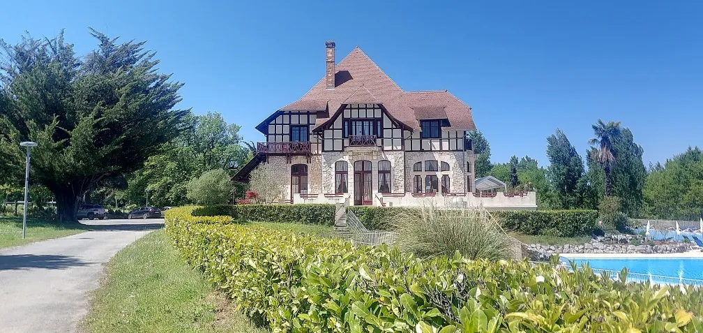 Villa de luxe à Daumazan-sur-Arize dans résidence avec services haut de gamme 