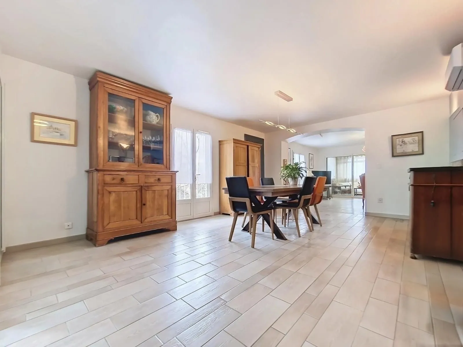 Appartement T6 spacieux à Istres avec terrasses et garage proche commerces 