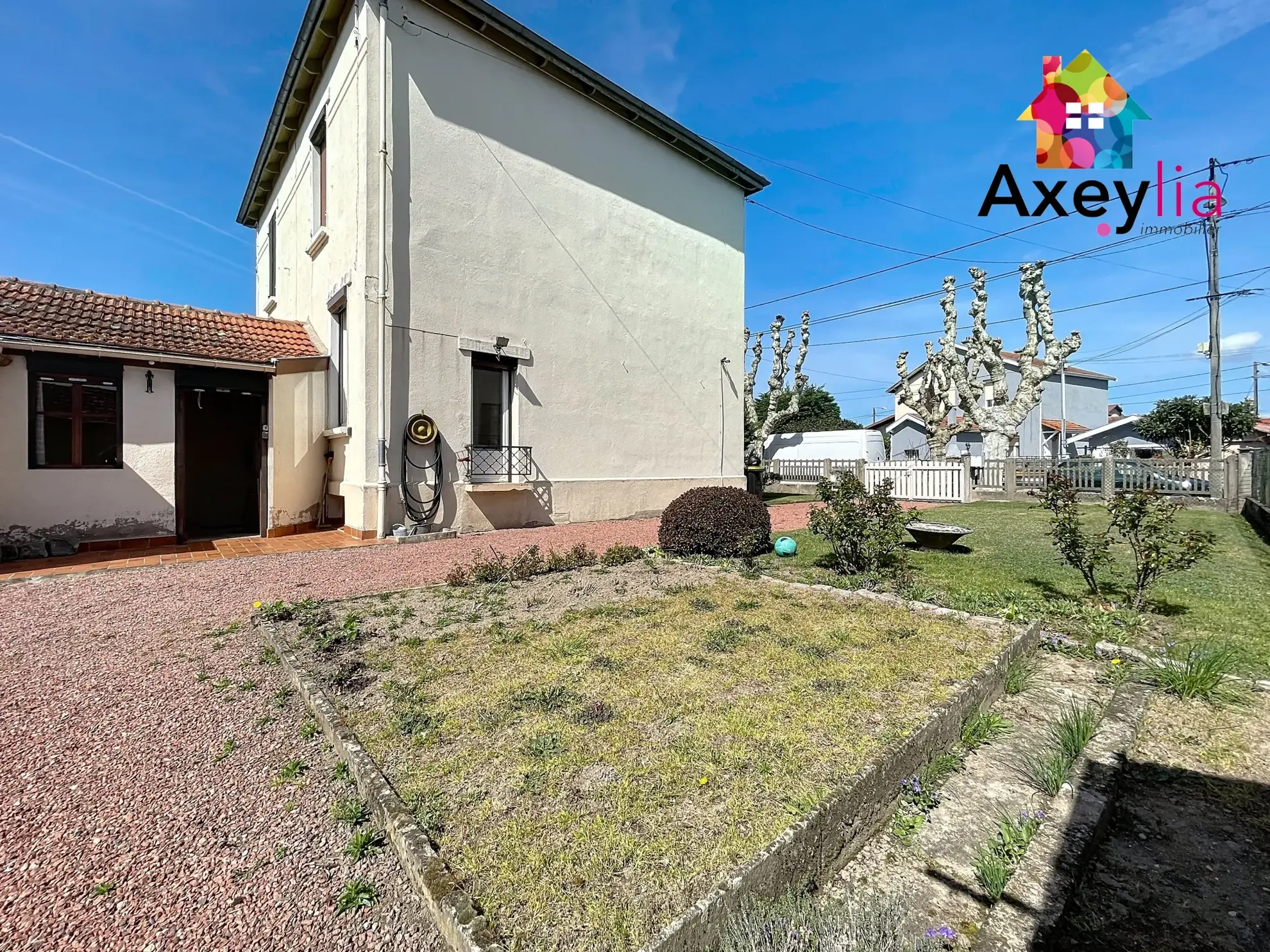 Maison à Roanne avec 2 chambres, garage et terrain de 312 m² 