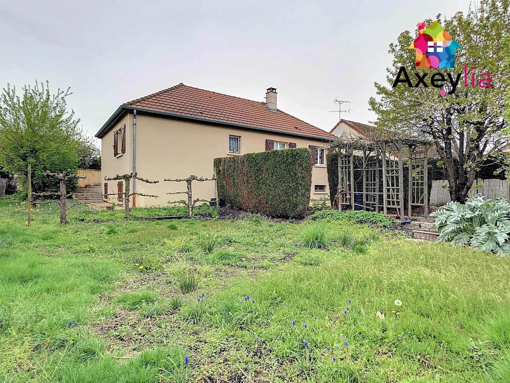 Maison familiale à Digoin avec 5 chambres, garage et terrasse 