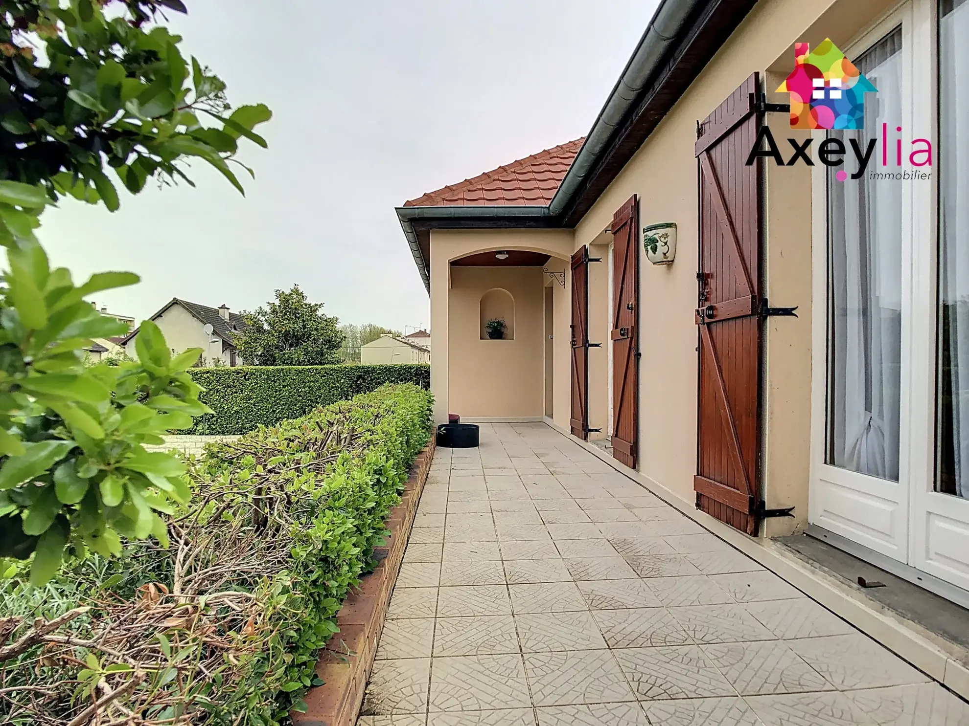 Maison familiale à Digoin avec 5 chambres, garage et terrasse 